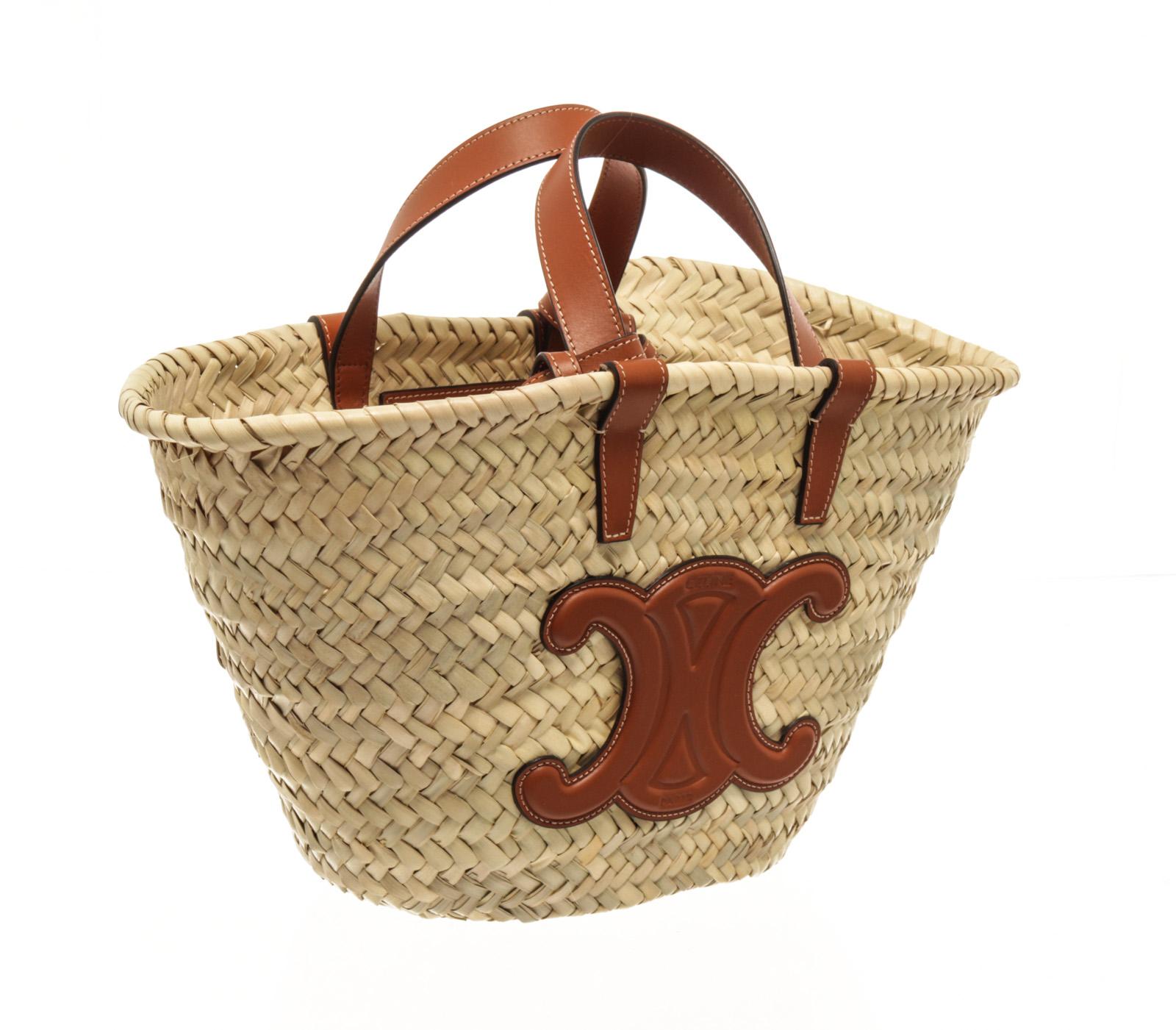 Celine Beige Wicker Classic Basket Teen Triomphe Tote Bag mit Tragegriff, braunem Lederlogo auf der Vorderseite der Tasche, längerem Schulterriemen. 

83036MSC