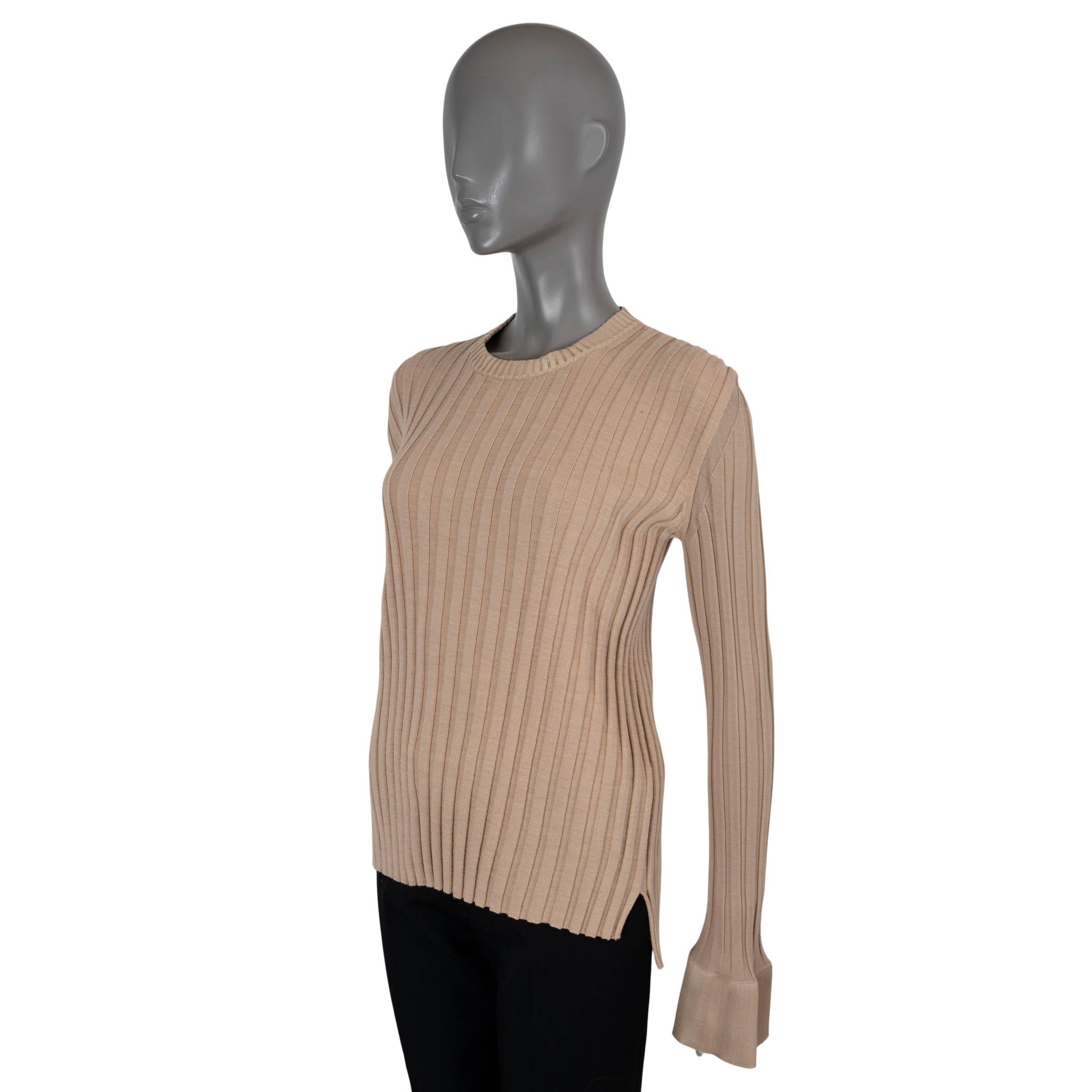 Pull 100% authentique Céline by Phoebe Philo en laine (77%) et polyamide (23%) tricotés en côtes. Manches longues avec poignets en jersey et dos légèrement plus long. A été porté et est en excellent état. 

Automne/hiver