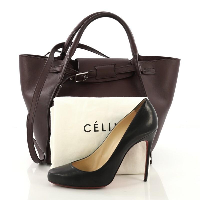 Diese Celine Big Bag Grained Calfskin Small aus bordeauxfarbenem, genarbtem Kalbsleder verfügt über zwei gerollte Henkel, ein Gürteldetail auf der Vorderseite und silberfarbene Beschläge. Es öffnet sich zu einem burgunderroten Wildleder Innenraum