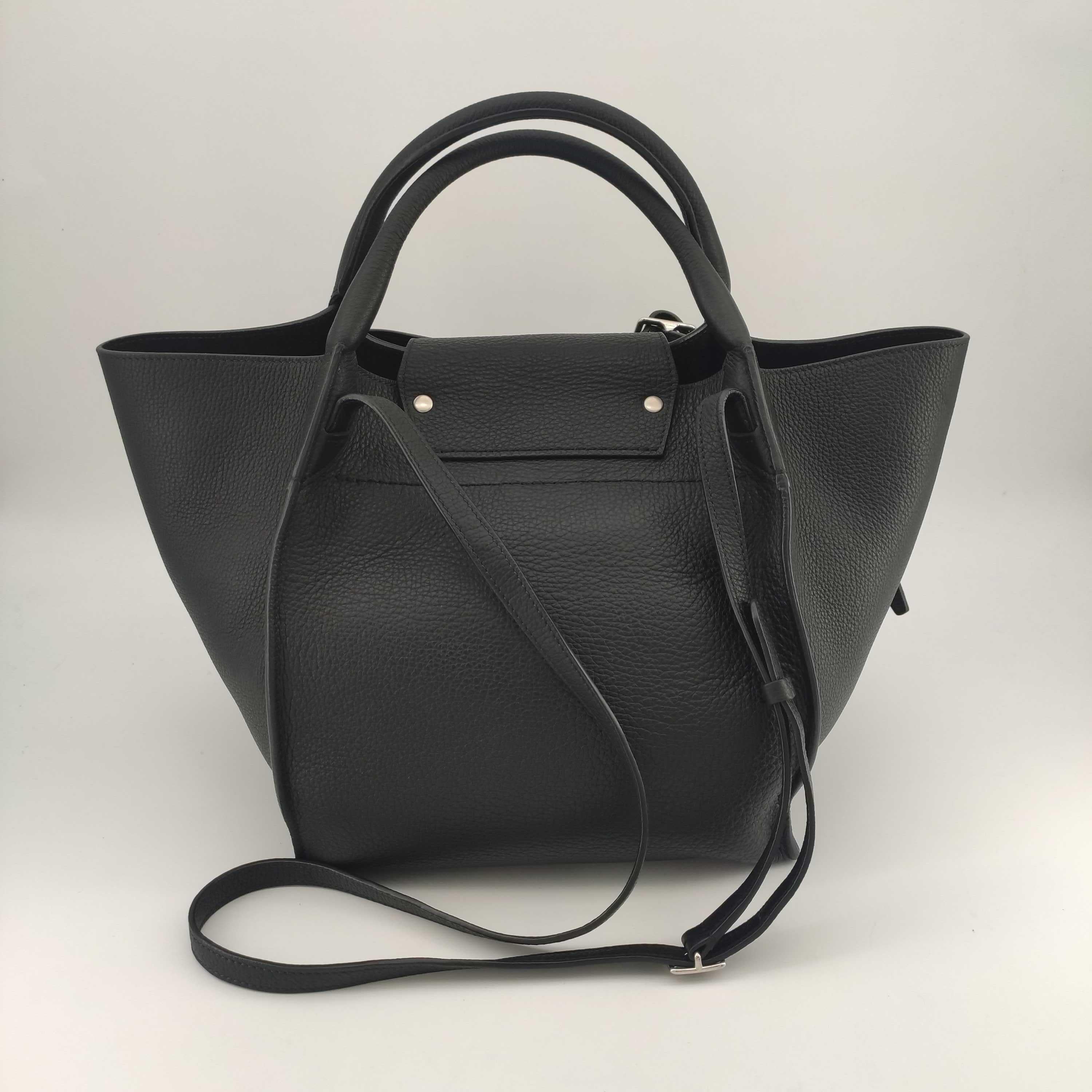 - Designer: CÉLINE
- Model: Big bag
- Condition: Very good condition. 
- Accessories: Dustbag
- Measurements: Width: 24cm, Height: 25cm, Depth: 19cm, Strap: 110cm
- Exterior Material: Leather
- Exterior Color: Black
- Interior Material: Suede
-