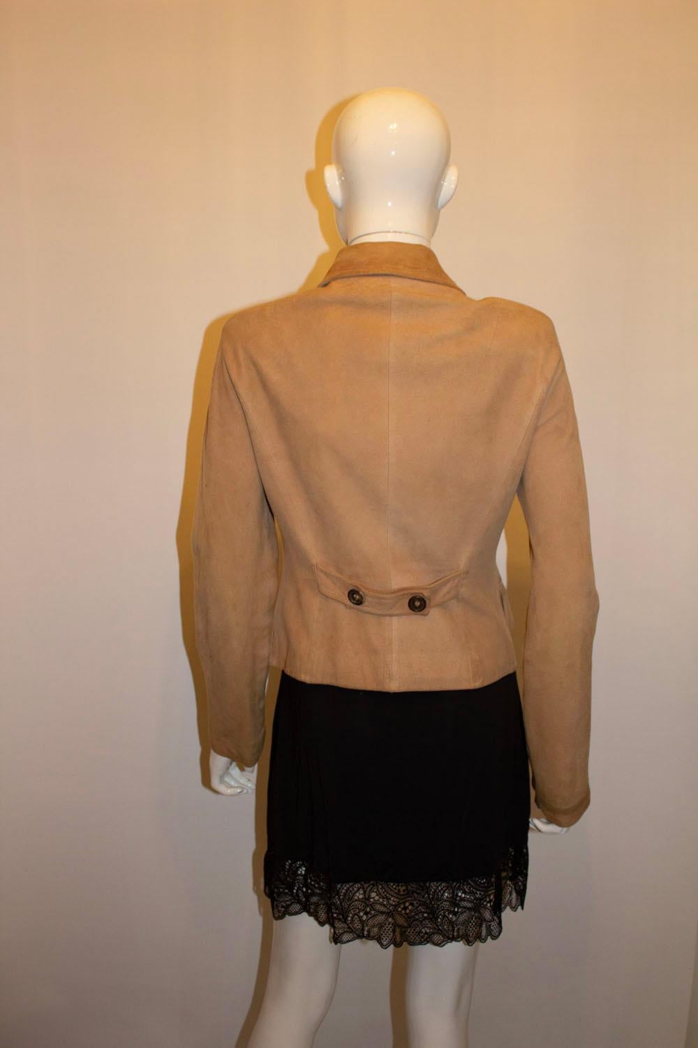 Une veste en daim super douce de Celine. La veste a un col rond  et bouton sur le devant, avec détail de bouton dans le dos. Il est entièrement doublé et fabriqué en France.
Taille 38 Mesures : Buste jusqu'à 36'', longueur 22''.