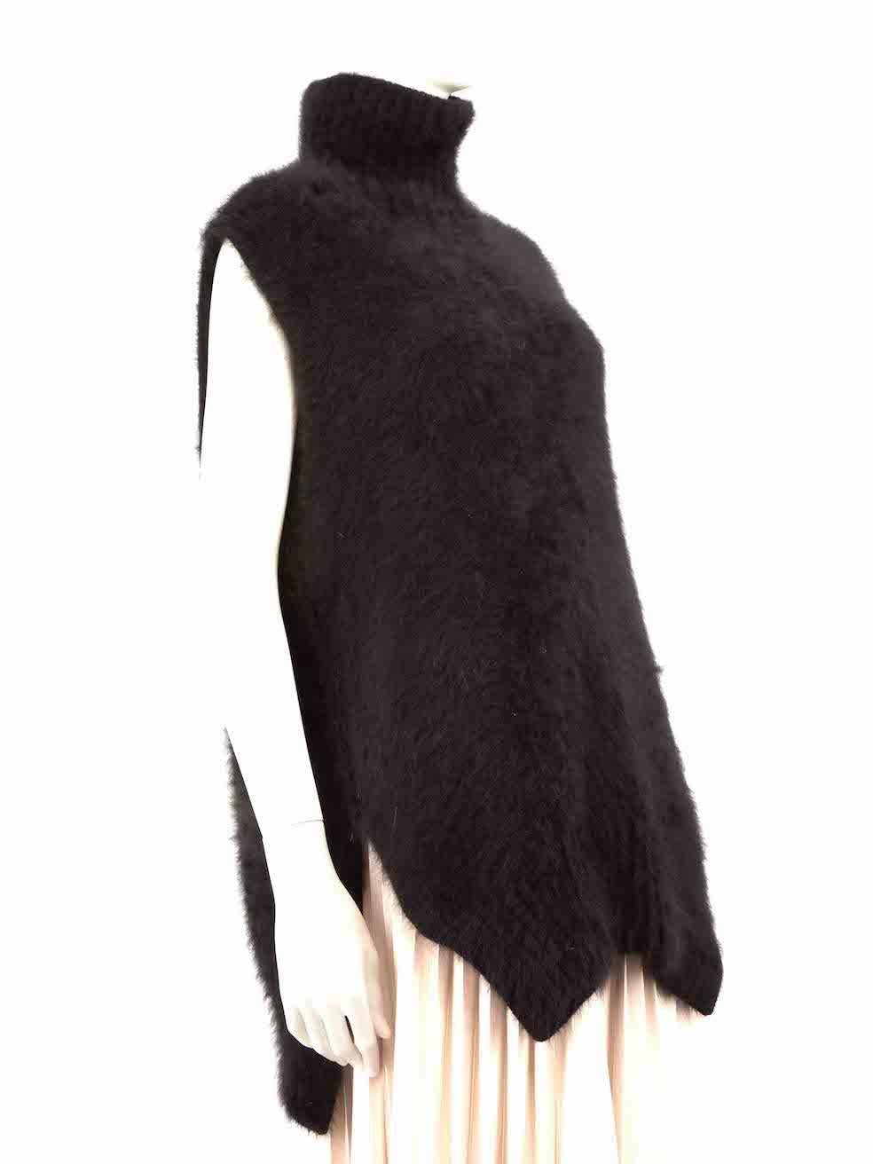 CONDITION is Very good. Hardly any visible wear to vest is evident on this used Céline designer resale item.
 
 Details
 Black
 Angora
 Knit vest
 Sleeveless
 Turtleneck
 
 
 Made in Italy
 
 Composition
 77% Angora, 23% Polyamide
 
 Care