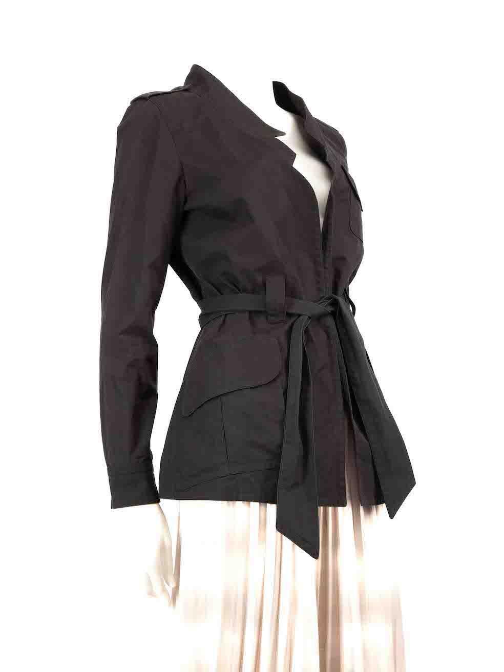 CONDIT ist sehr gut. Der Mantel weist nur minimale Abnutzung auf. Leichte Verfärbungen auf dem Label und den beiden Innenbündchen. Kleines Loch am Saum und loser Faden am oberen Rücken bei diesem gebrauchten Céline-Designer-Wiederverkaufsartikel.
 
