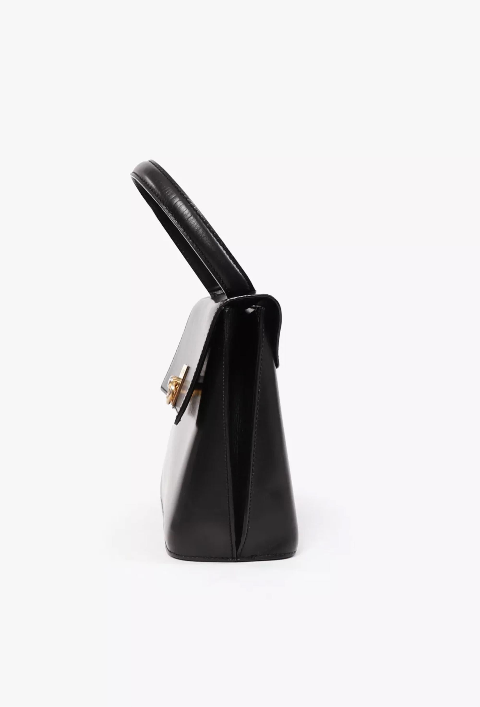 Borsa a manico alto in pelle di vitello Celine Black box, con finiture dorate e chiusura frontale ad anello, manico superiore, fodera in pelle liscia rossa con due scomparti e tasche interne con zip e slip. Circa anni '1990  . 
In buone condizioni