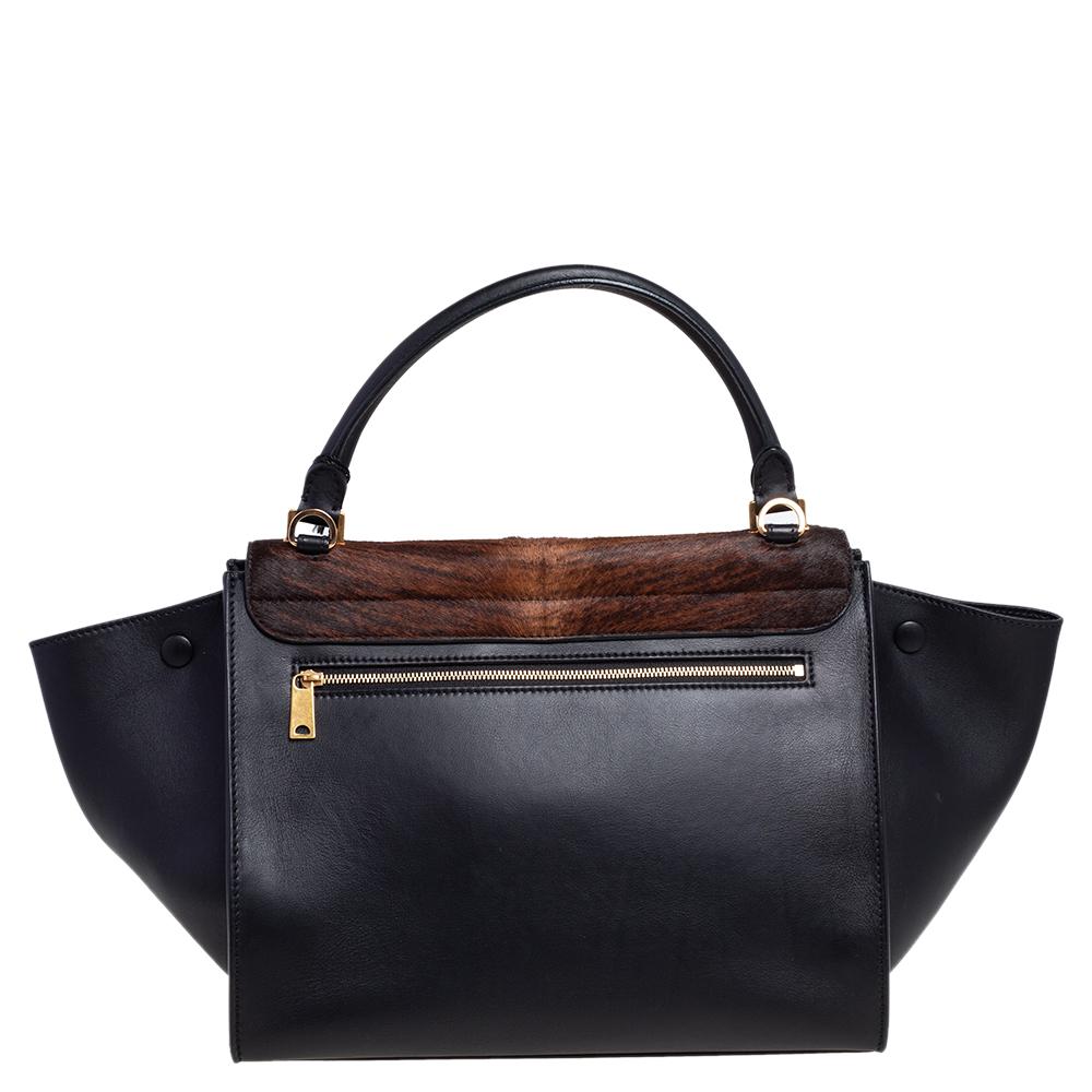 En cada zancada, balanceo y giro, este precioso bolso Celine destacará. Fabricado en Italia con pelo de ternero y piel, el bolso está diseñado con las características alas abatibles y una solapa que revela un espacioso interior de piel. Un asa
