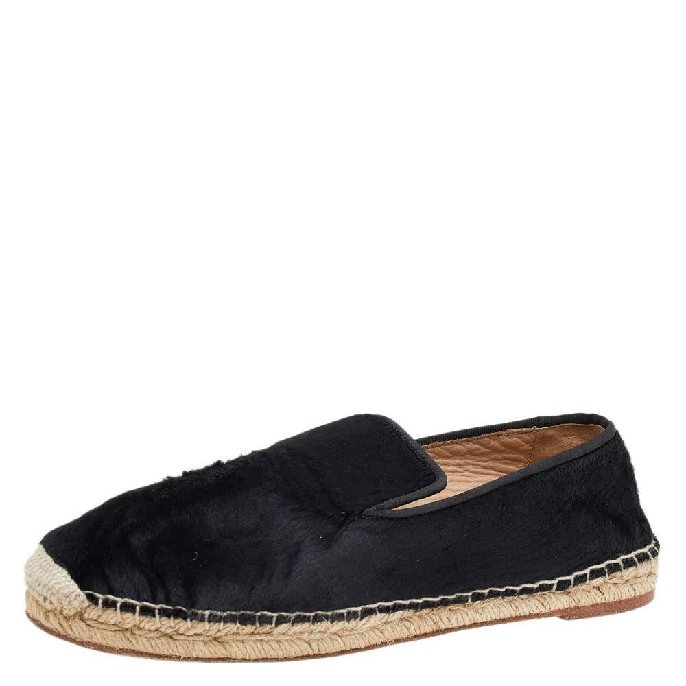 Add a unique touch to your look with these Celine flats. Made from black-colored calf hair, they feature rounded toe caps, espadrilles style on their midsoles, and jute-lined insoles.

