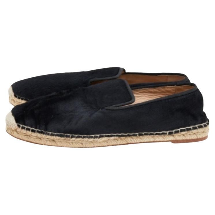 Add a unique touch to your look with these Celine flats. Made from black-colored calf hair, they feature rounded toe caps, espadrilles style on their midsoles, and jute-lined insoles.