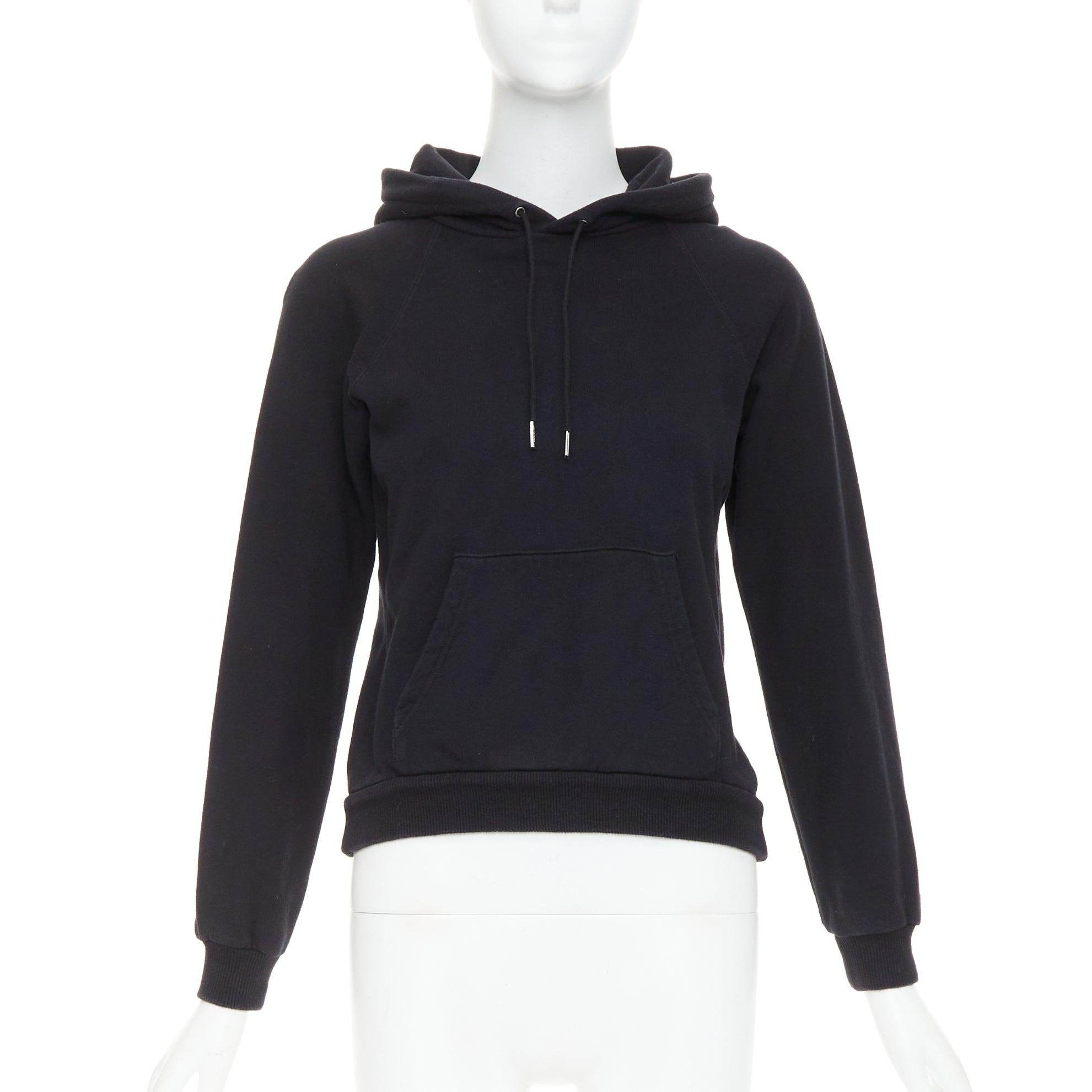 CELINE Kapuzenpullover aus schwarzer Baumwolle mit weißem Logodruck XS
Referenz: YIKK/A00279
Marke: Celine
Designer: Hedi Slimane
MATERIAL: Baumwolle
Farbe: Schwarz, Weiß
Muster: Solide
Verschluss: Pullover
Hergestellt in: Japan

ZUSTAND:
Zustand: