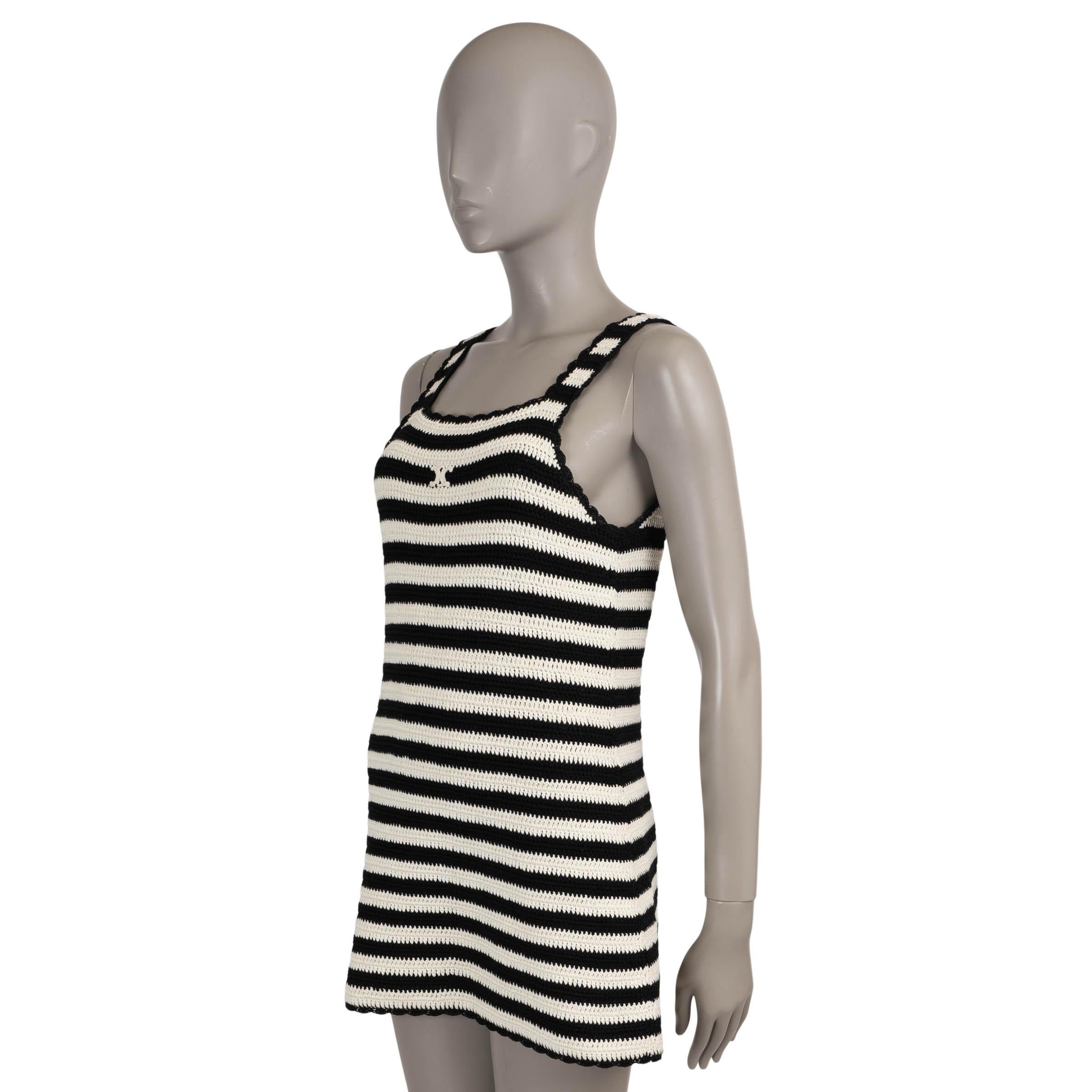 Este vestido 100% auténtico de Celine en algodón de ganchillo a rayas negras y crema ofrece una visión chic y moderna de la artesanía clásica del ganchillo. La silueta entallada sin mangas con una longitud mini crea una forma favorecedora, mientras