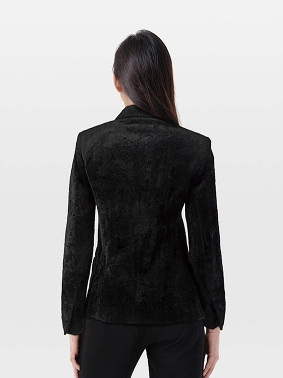 L'ÉTAT est très bon. Cet article de revente d'occasion de la marque Céline ne présente pratiquement aucune trace d'usure visible sur la veste.
 
 Détails
 
 
 Noir
 
 Viscose
 
 Blazer
 
 Simple poitrine
 
 Fausses perles
 
 3x poches frontales
 
