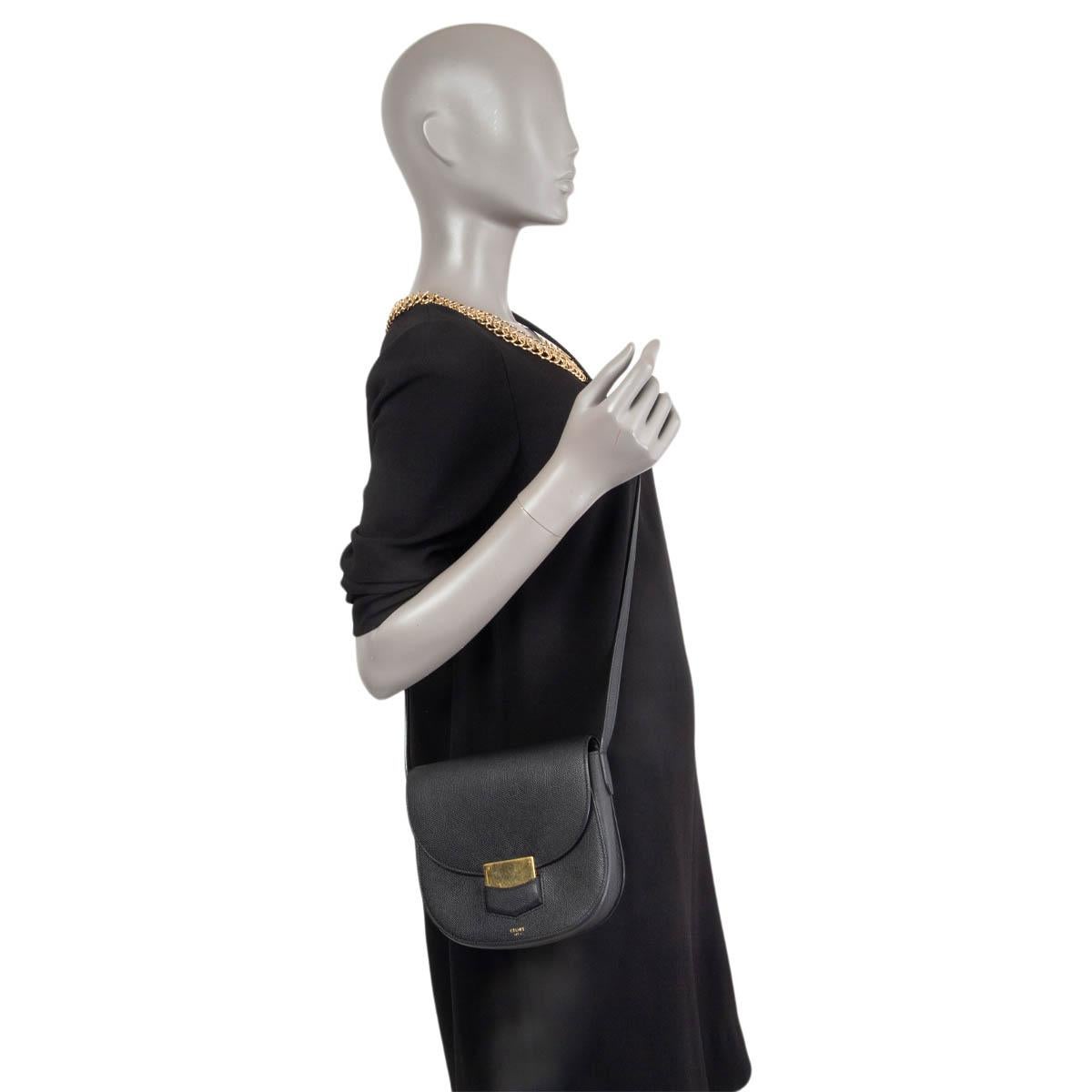 CELINE black Grained leather TROTTEUR SMALL Croddboy Shoulder Bag In Fair Condition In Zürich, CH