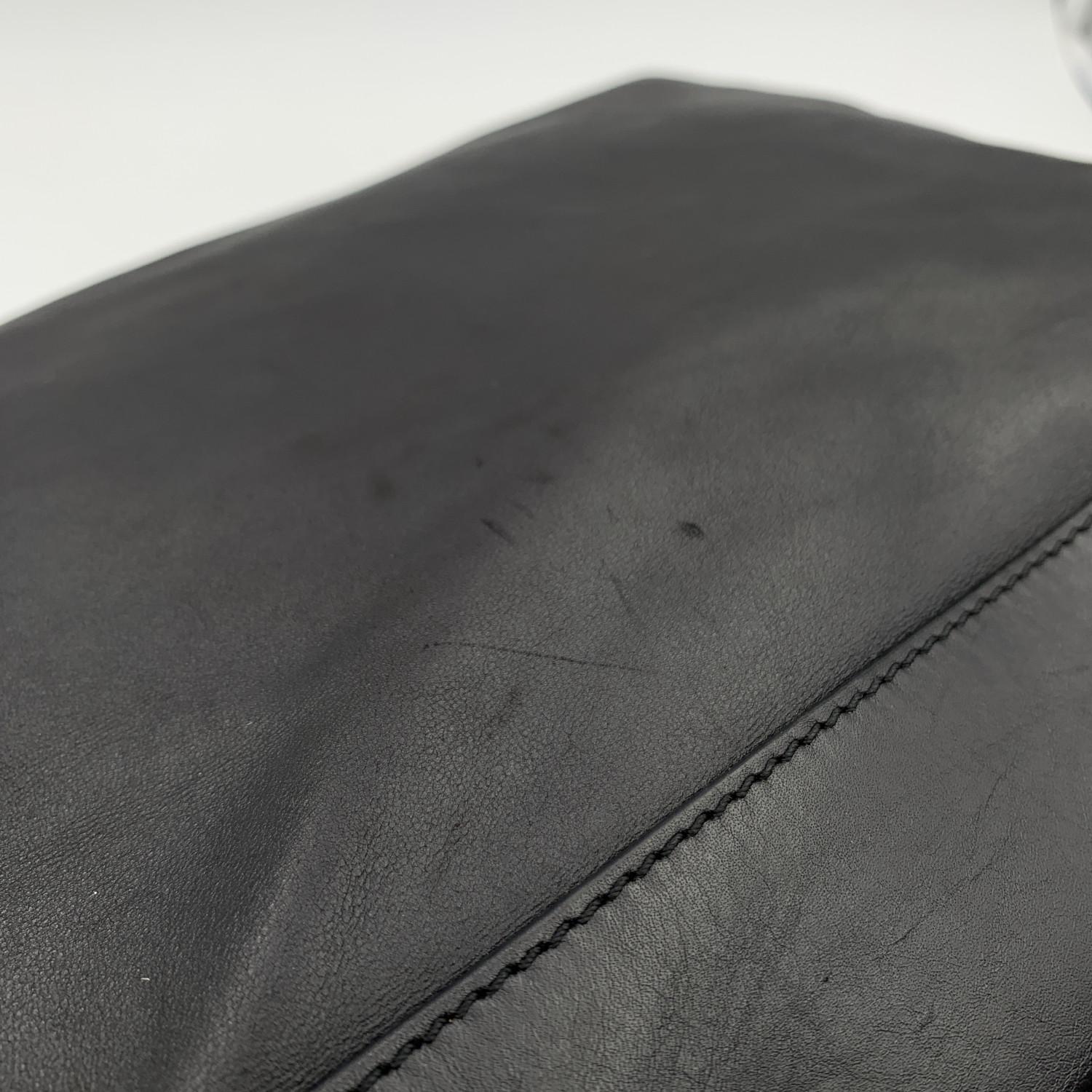 Celine black leather bowling bag. Silver metal hardware. Upper zipper closure. Celine logo plaque on the front. Black lining. 1 side open pocket inside. 'Celine' tag inside (with 'made in italy' and serial number on its reverse).

Details

MATERIAL: