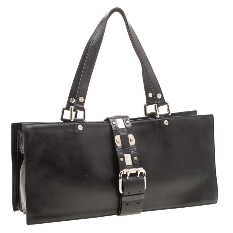 Tote aus schwarzem Leder mit Schnalle und Klappe von Celine im Zustand „Gut“ in Dubai, Al Qouz 2