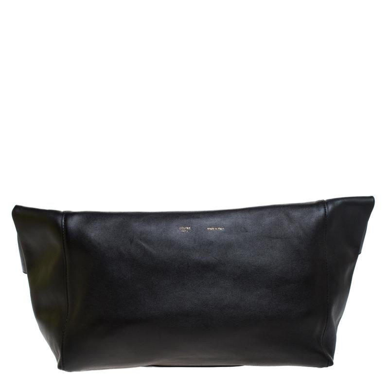 Made of smooth leather, this clutch from Celine is a creation worthy of being yours. It is designed with a fold-over top, a spacious suede interior, and a silver-tone metal bar. The clutch is well-made and functional.


Includes: Original Dustbag,