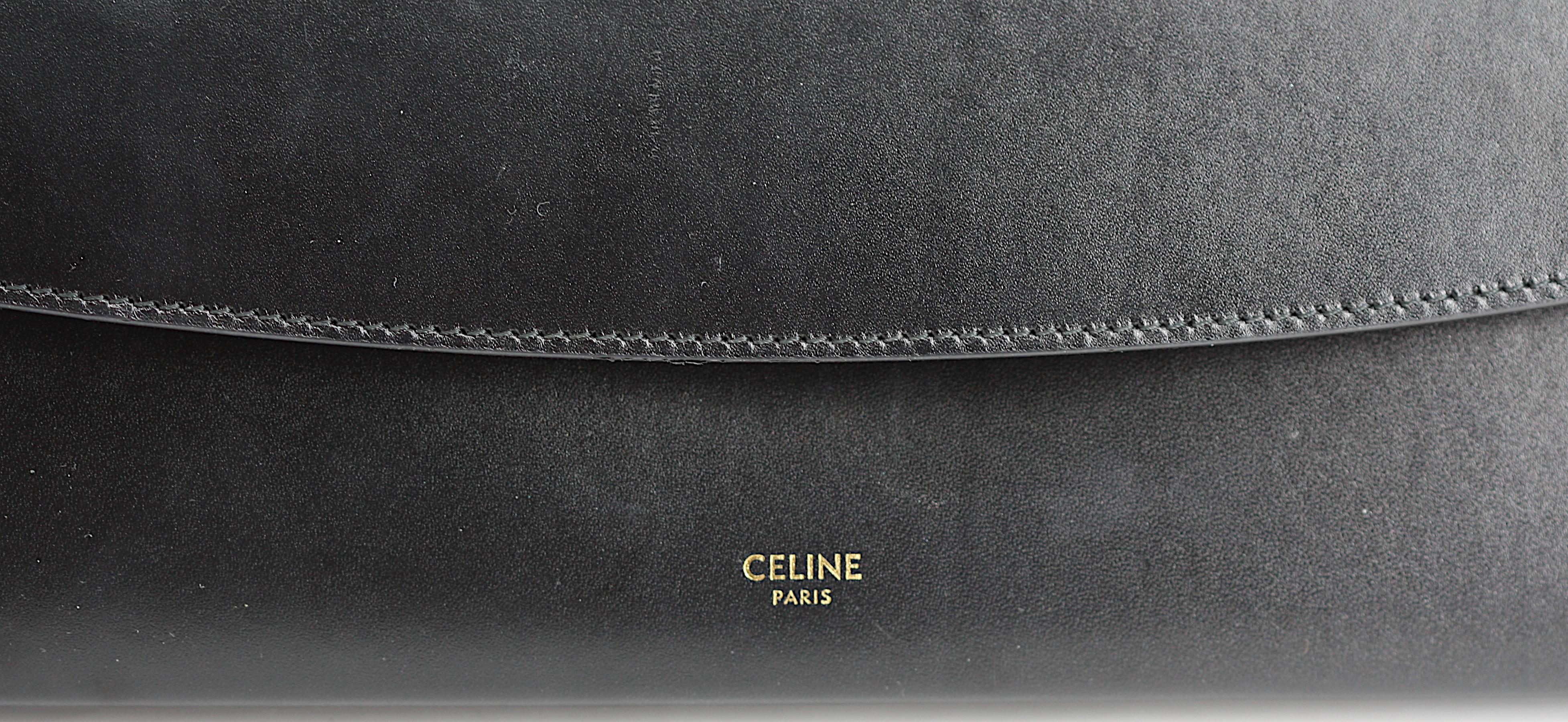 Pochette en cuir noir de Celine

Exemple raffiné de l'élégance parisienne, cette pochette rectangulaire Celine est fabriquée en cuir noir lisse et se ferme par un bouton-pression. Le design minimaliste s'ouvre sur un intérieur doublé de cuir noir,