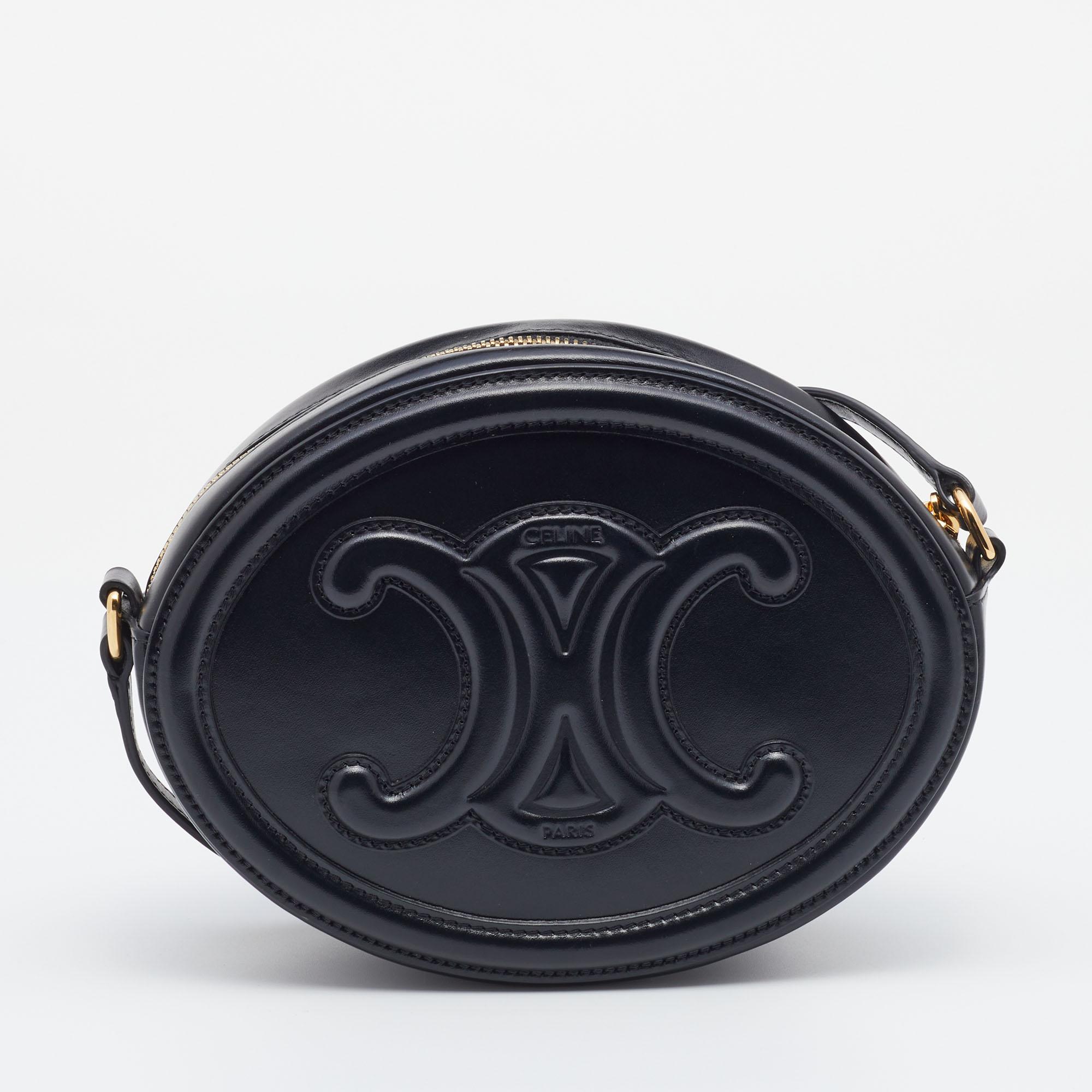 This designer bag from Celine is sewn into a seamless oval silhouette. This crossbody bag, personifying elegance and subtle charm, is held by a comfortable strap. Brimming with artistry and quality craftsmanship, the bag has an exterior feature the