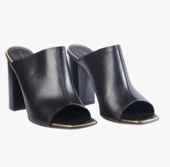 Celine – Flache Sandalen aus schwarzem Leder mit goldfarbenen Details – 2010er Jahre