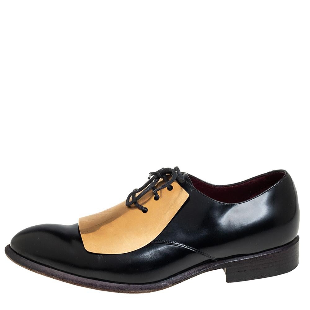 These derby shoes from Celine are sure to make you look smart and very cool. Crafted from leather, they flaunt round toes and lace-ups on the metal vamps. They are equipped with leather-lined insoles and durable soles. With maximum comfort and