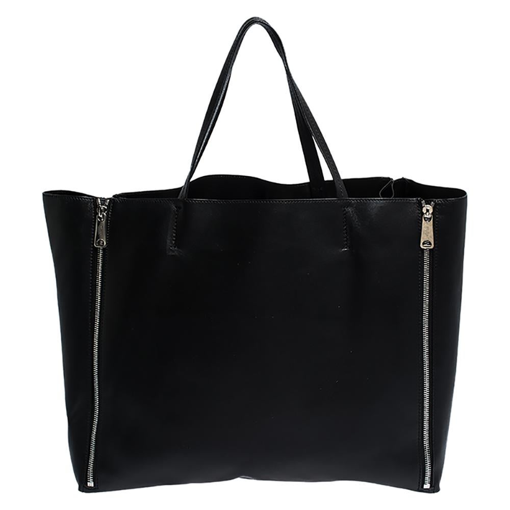 An elegant tote designed by Celine, this Cabas bag is a wonderful mix of fashion and function. Beautifully crafted with black leather into a minimalist yet utilitarian design, the tote features two handles and a roomy interior lined with leather