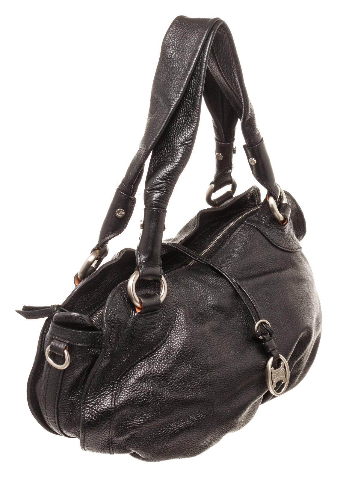Celine Hye Kyo Schultertasche aus schwarzem Leder mit folgenden Eigenschaften: Material Leder, goldfarbene Beschläge, Lederbesatz, Innenfach mit Reißverschluss, Schulterriemen und Reißverschluss. 


38134MSC
