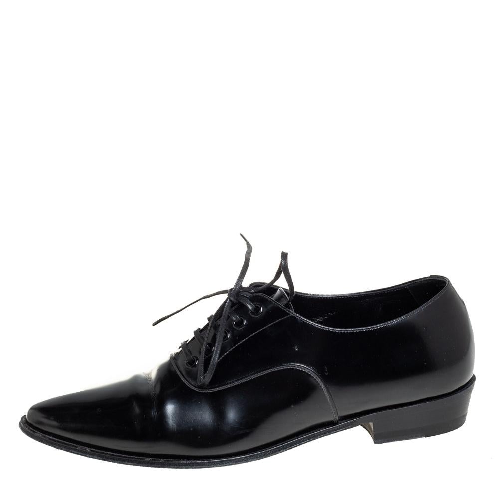 These Celine shoes bring a refined look! The pair is crafted using black leather and feature lace-ups on the vamps and comfortable insoles. Pair the oxfords with a statement shirt and slim-fit trousers for a smart, chic look. Add an oversized blazer