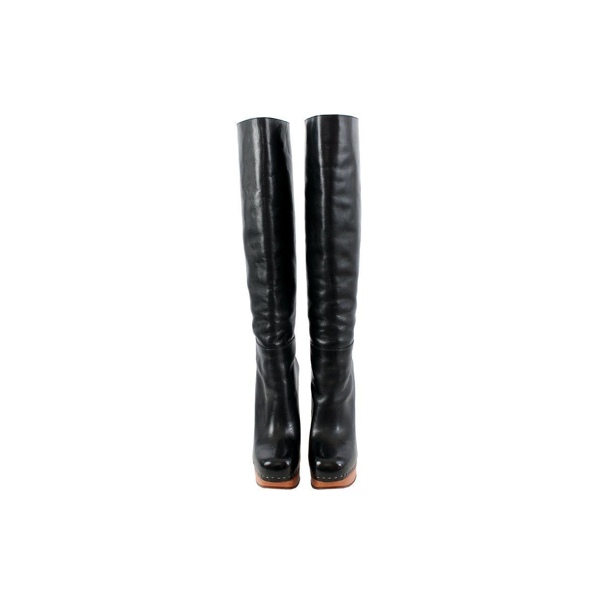 100% authentische Céline by Phoebe Philo kniehohe Plateaustiefel aus schwarzem und beigem Leder. Sie wurden nur innen getragen und sind in einem ausgezeichneten Zustand.

Aufgedruckte Größe	38
Schuhgröße	38
Innensohle	24,5 cm (9,6 Zoll)
Breite	7.5cm