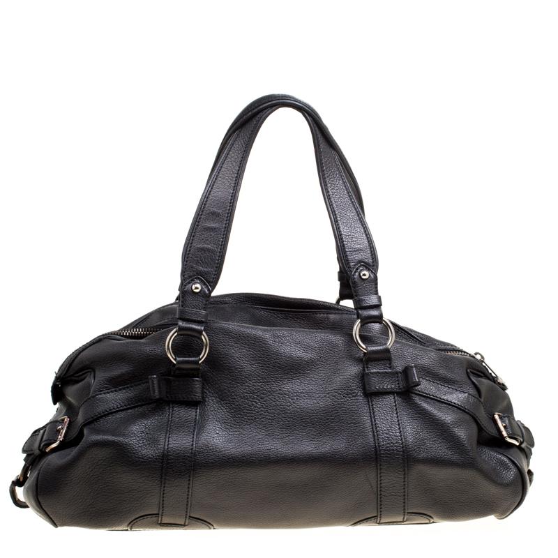 This Celine bag looks sophisticated and lives up to its reputation. Made from leather, carry all your essentials in this modern, yet satisfying bag. It opens to affirm a remarkable nylon-lined interior fitted with a zipper pocket. A favorite with