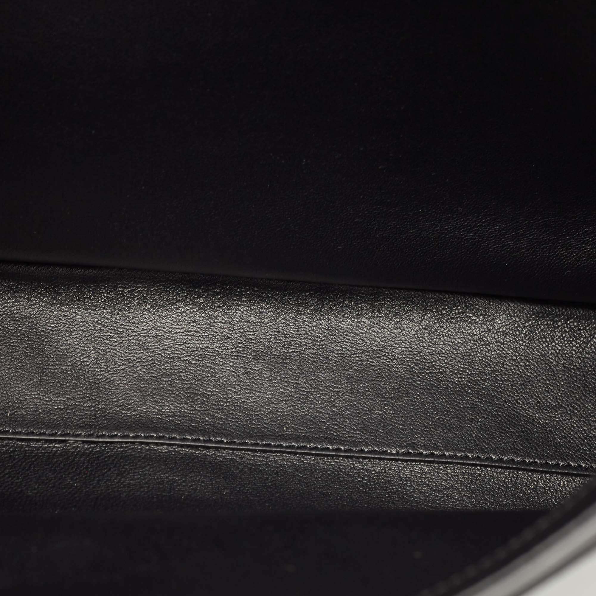 Celine - Sac à main Classique 16 en cuir noir de taille moyenne 1