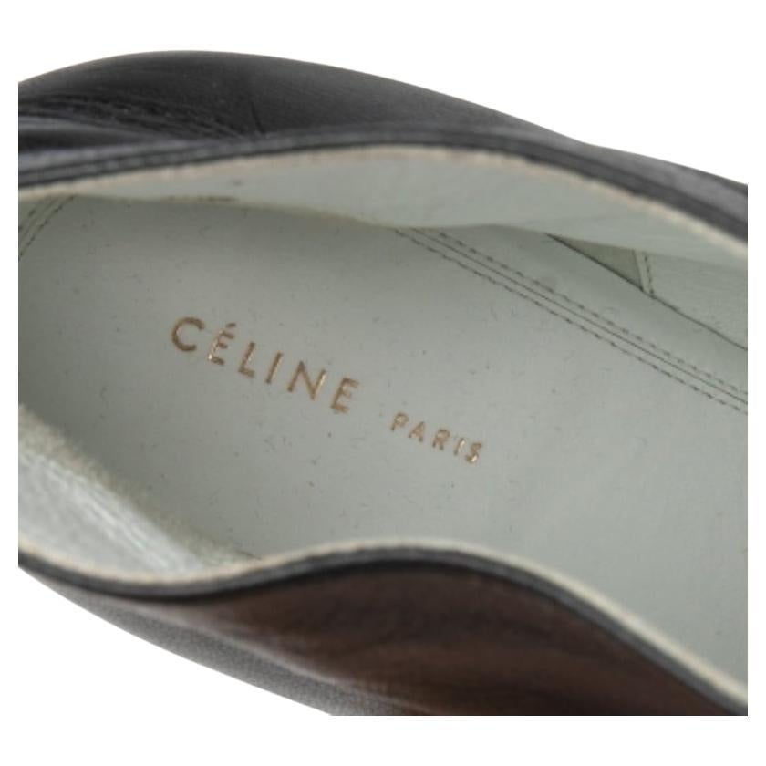 Ces bottines de Celine promettent d'ajouter beaucoup de style à votre garde-robe ! Ces bottes noires ont été confectionnées en cuir et sont dotées de bouts pointus. Des semelles intérieures doublées de cuir et des talons de 9,5 cm complètent cette