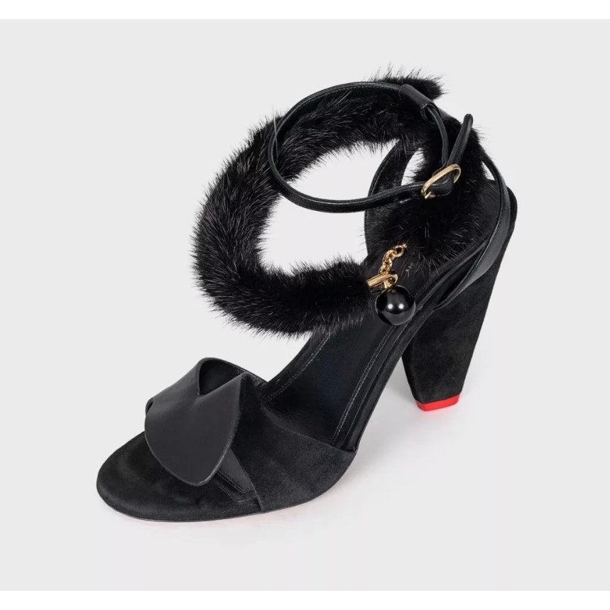 Noir Sandales en cuir noir avec lanière en fourrure de Celine - Taille 39 en vente