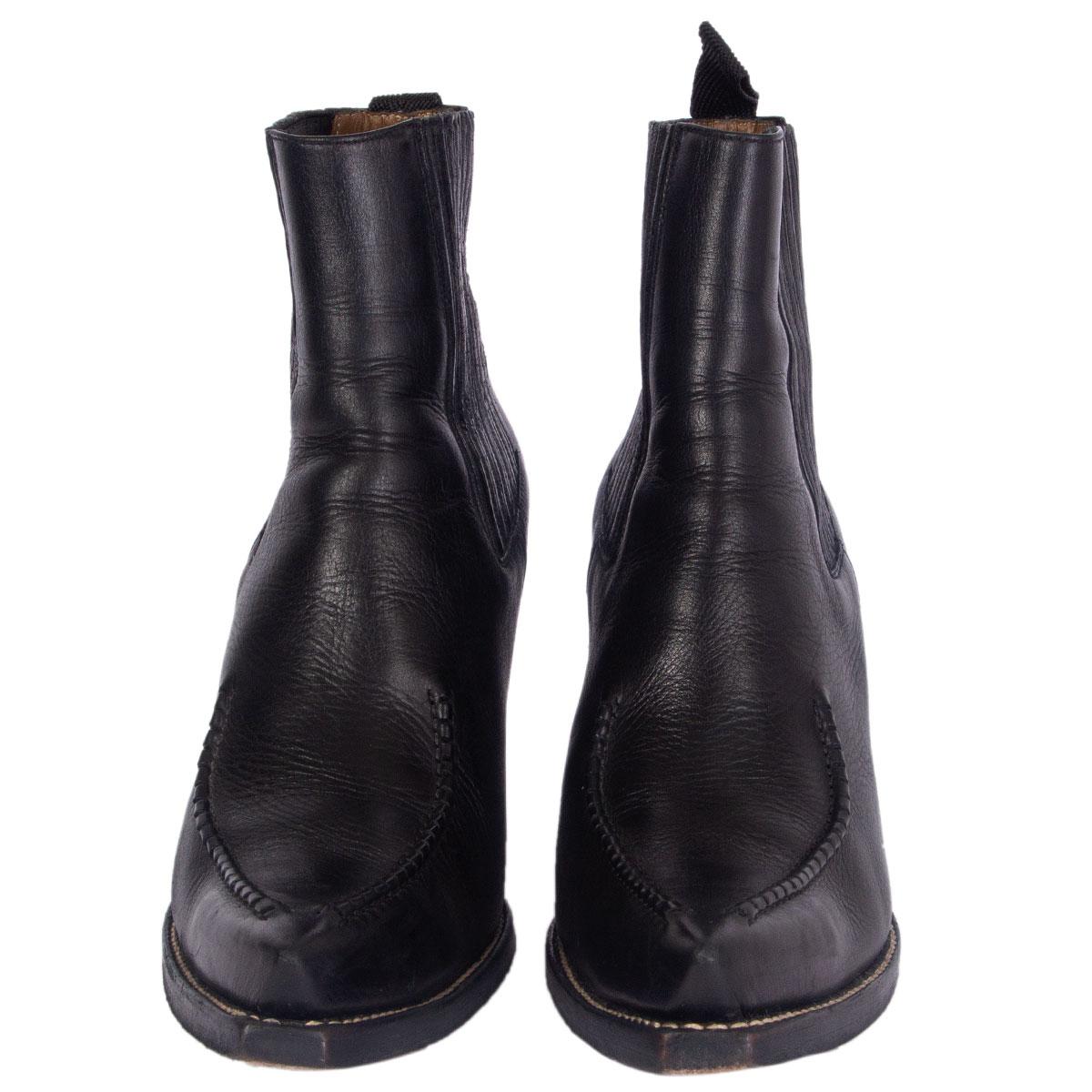 100% authentic Céline Santiag western ankle-boots in black calfskin featuring tapered toe with contrast top-stitching in cream color. Thick angled wedged heel and elasticated inserts on the side. Have been worn and are in excellent condition.