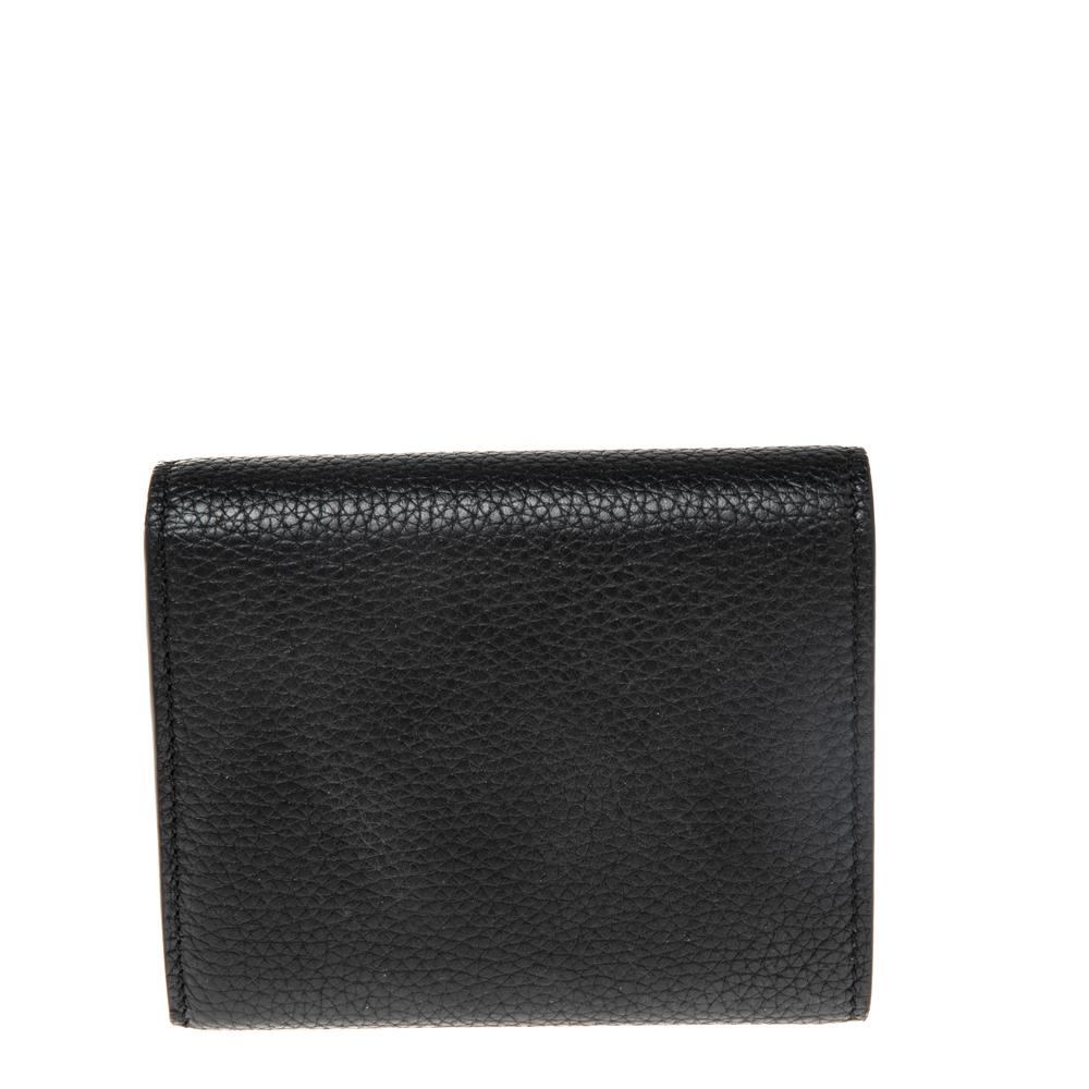 Crafted into an exquisite design, this small wallet from Celine is a handy accessory. Made from quality leather, this wallet has a trifold style with the brand name on the front.

