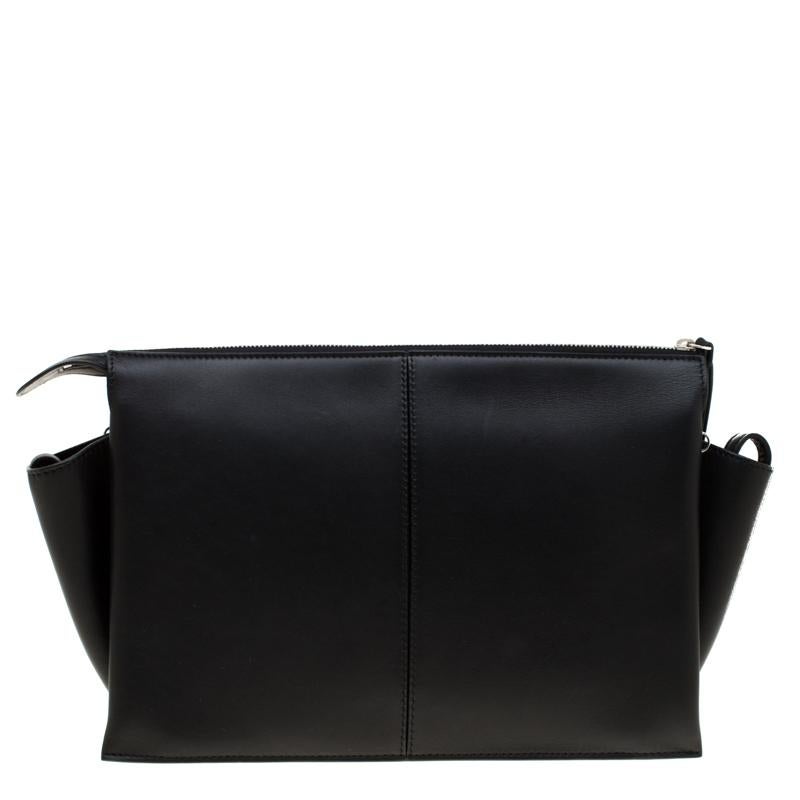 Designed in sleek black leather, this gorgeous Celine Trifold clutch bag is a perfect blend of everyday utility and effortless style. Featuring brand details on the front for a signature look, this bag opens with a top zipper and is detailed with