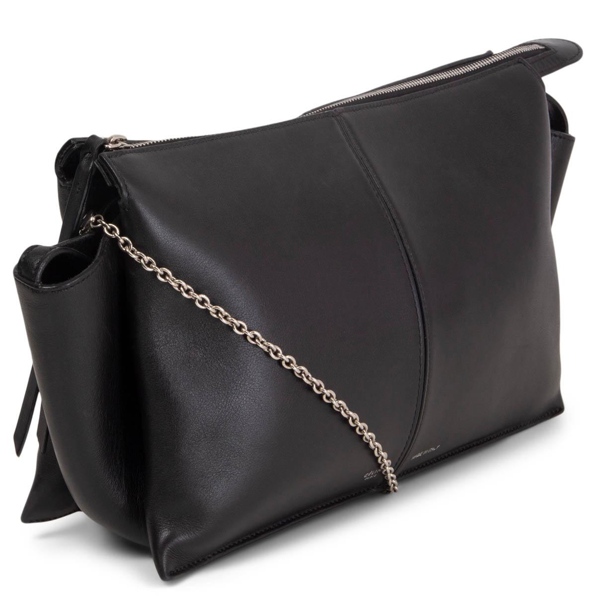 100% authentic Céline Tri-Fold Clutch on Chain in black supple natural calfskin. Closes with a zipper on top. The inside is divided into three compartments. Unlined with a zipper pocket in the middle pocket. Has been carried and shows some faint