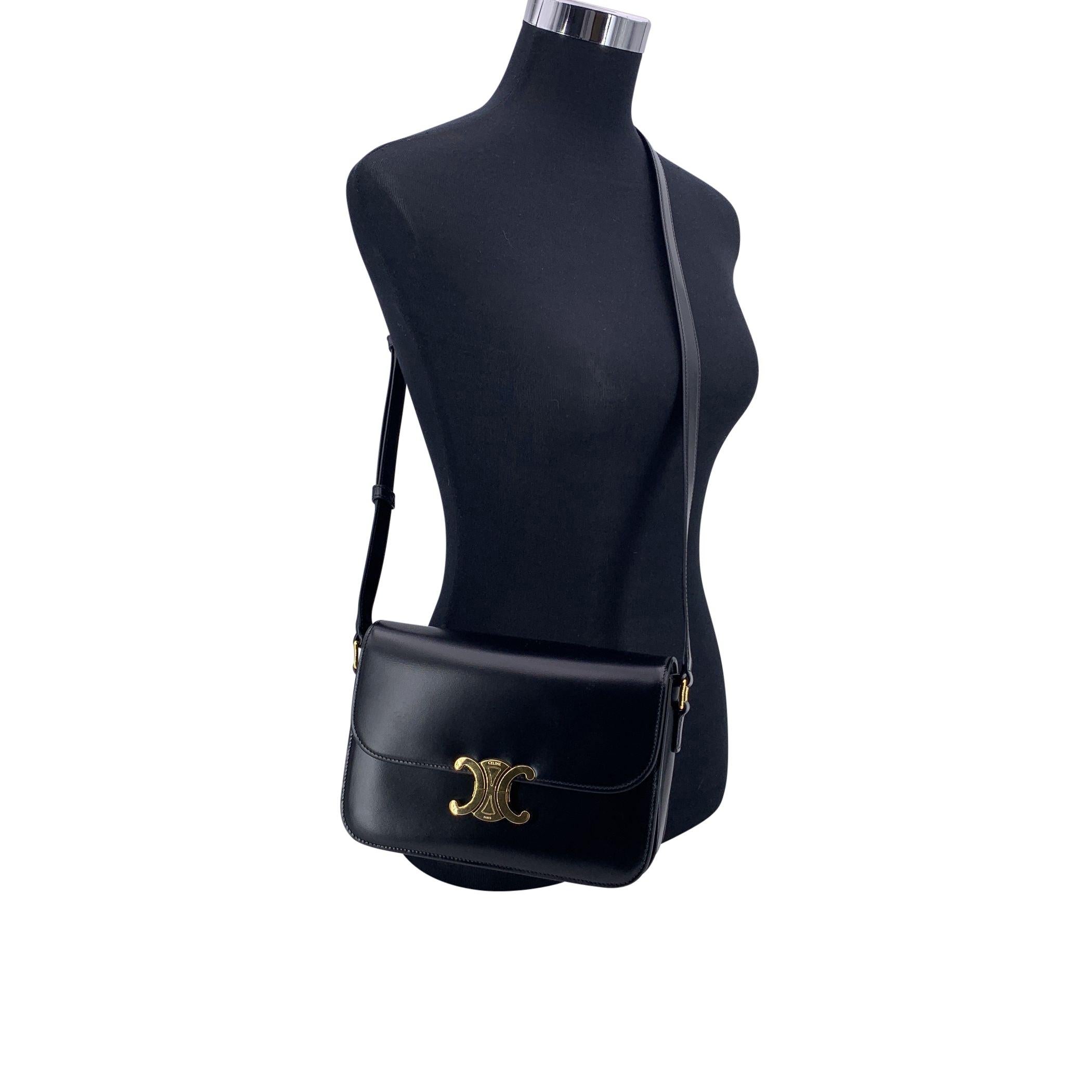 Questa bellissima borsa sarà accompagnata da un certificato di autenticità fornito da Entrupy. Il certificato verrà fornito senza alcun costo aggiuntivo Un'ode al lusso tranquillo, questa borsa a tracolla Céline Triomphe Classique Medium incarna il