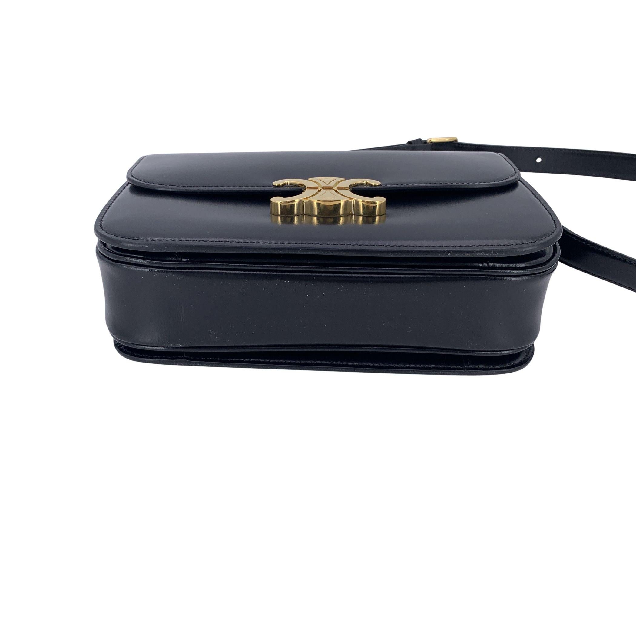 Celine Borsa a tracolla media Triomphe Classique in pelle nera In condizioni ottime in vendita a Rome, Rome