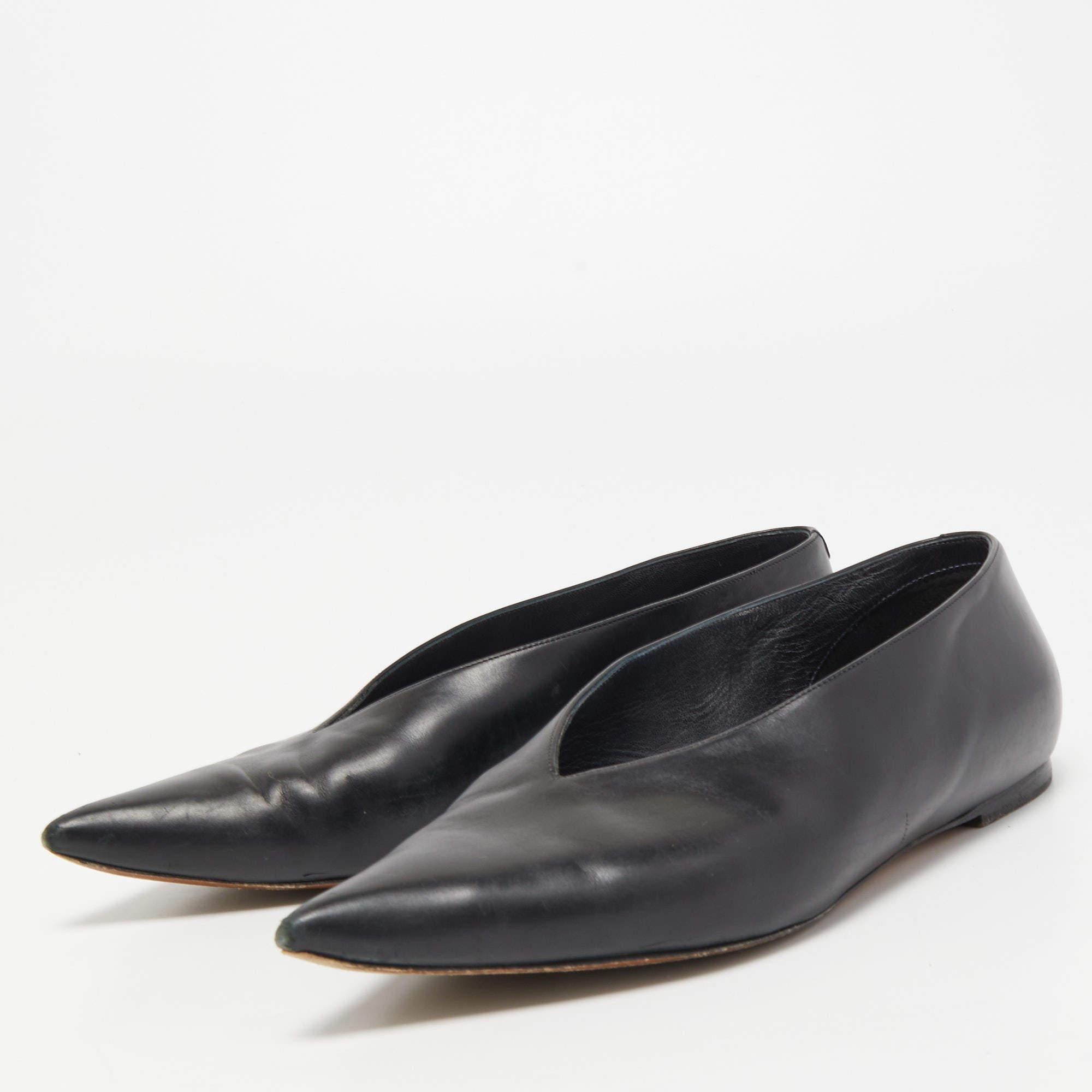 Cette paire de chaussures plates de Celine est un parfait exemple de design exquis. Affichez votre style avec ces magnifiques chaussures plates en cuir à bouts pointus.  V.I.I.I.  et des semelles robustes. Ces chaussures noires exclusives sont