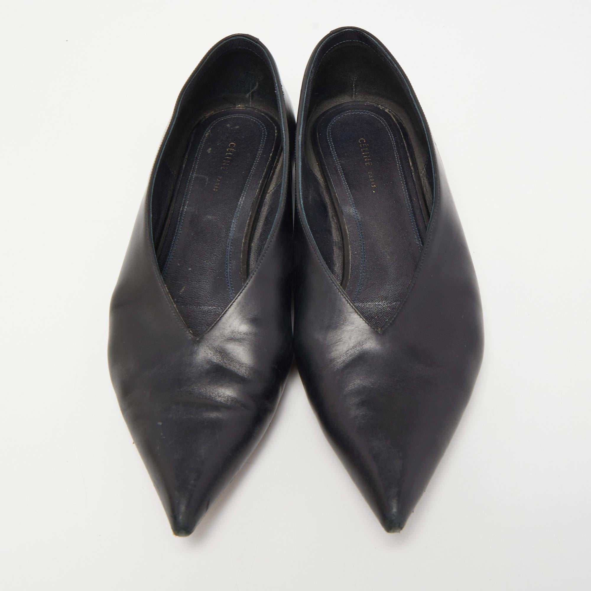 Noir Ballerines à col en V en cuir noir Celine Taille 35.5 en vente