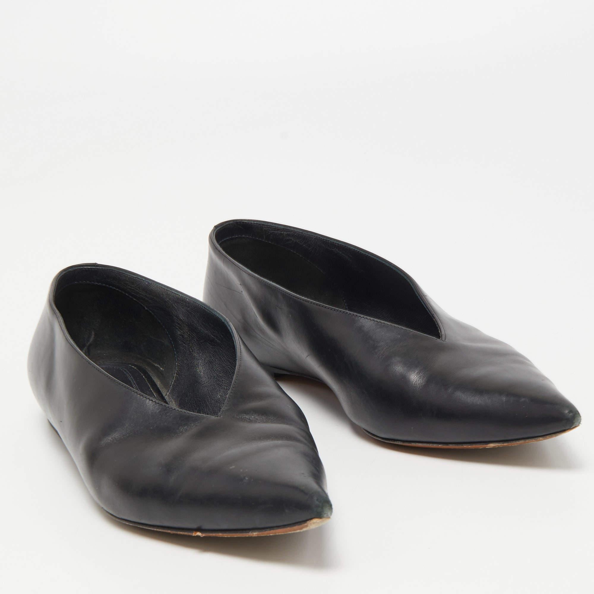 Ballerines à col en V en cuir noir Celine Taille 35.5 État moyen - En vente à Dubai, Al Qouz 2