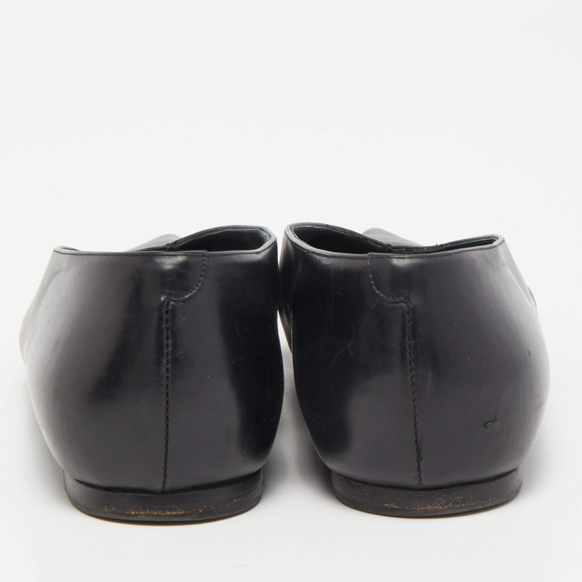 Ballerines à col en V en cuir noir Celine Taille 35.5 Pour femmes en vente