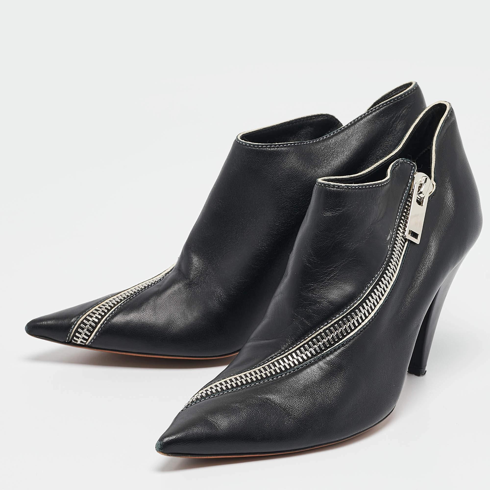 Profitez des journées les plus branchées avec ces bottines élégantes. D'une conception et d'une fabrication modernes, ils sont conçus pour vous offrir confort et élégance.