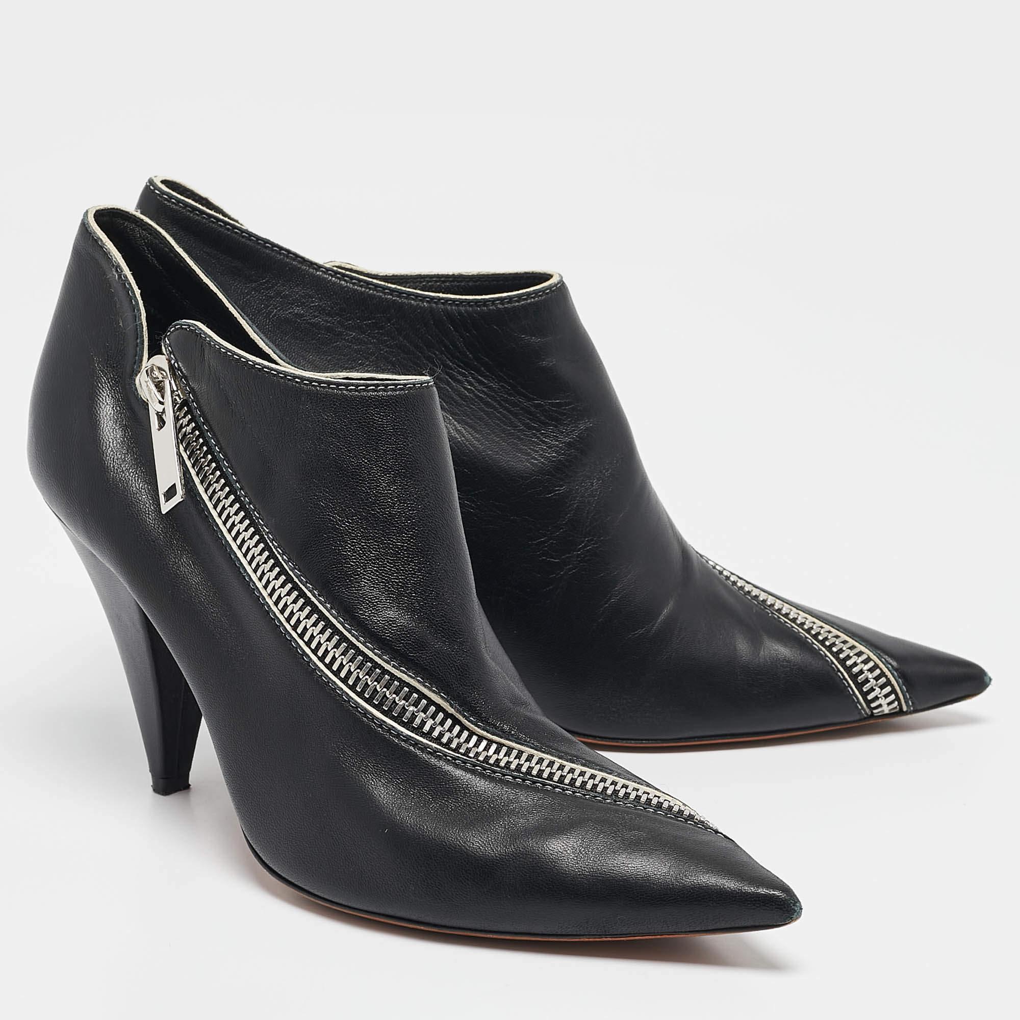Bottines à col V en cuir noir Celine Taille 39 État moyen - En vente à Dubai, Al Qouz 2