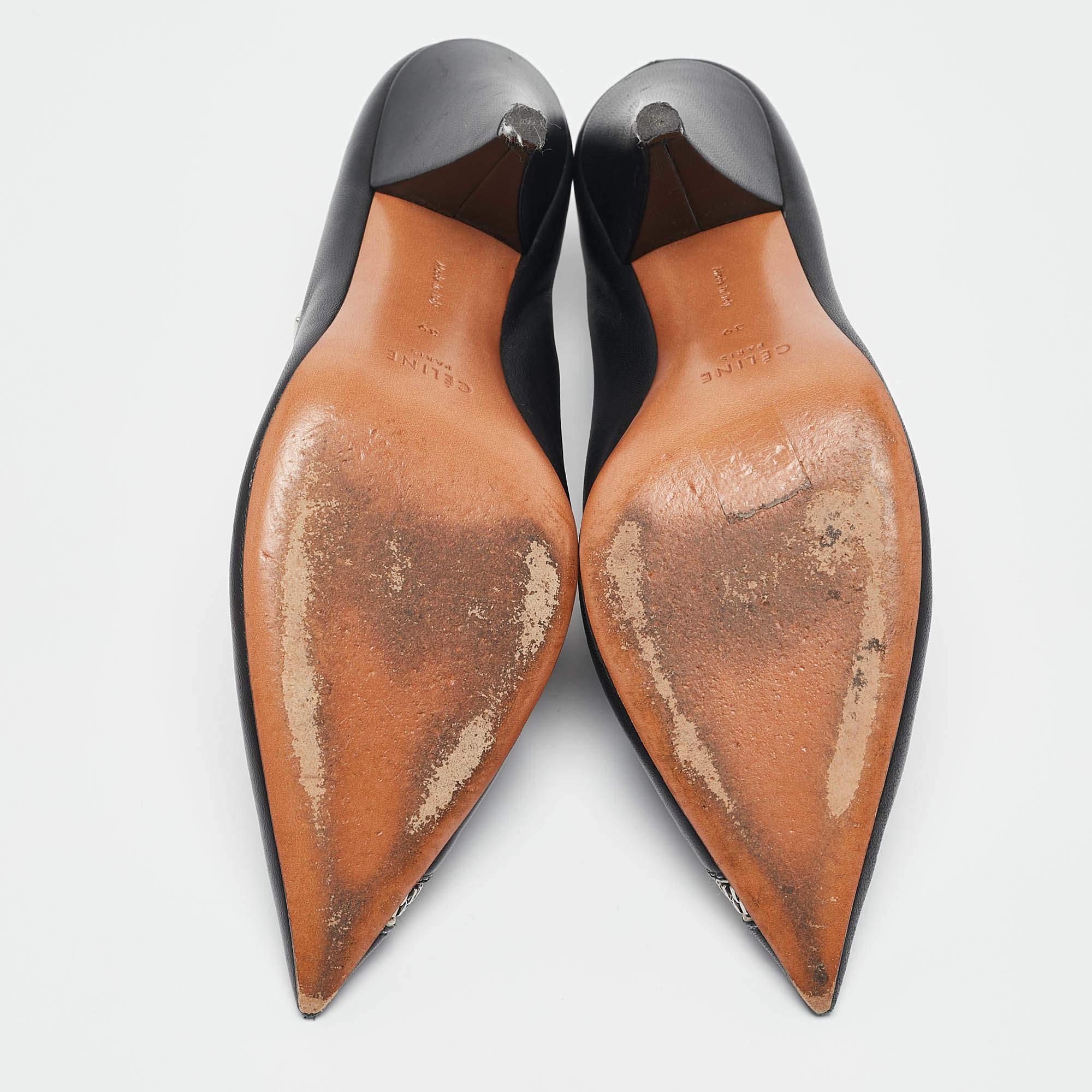 Bottines à col V en cuir noir Celine Taille 39 en vente 1