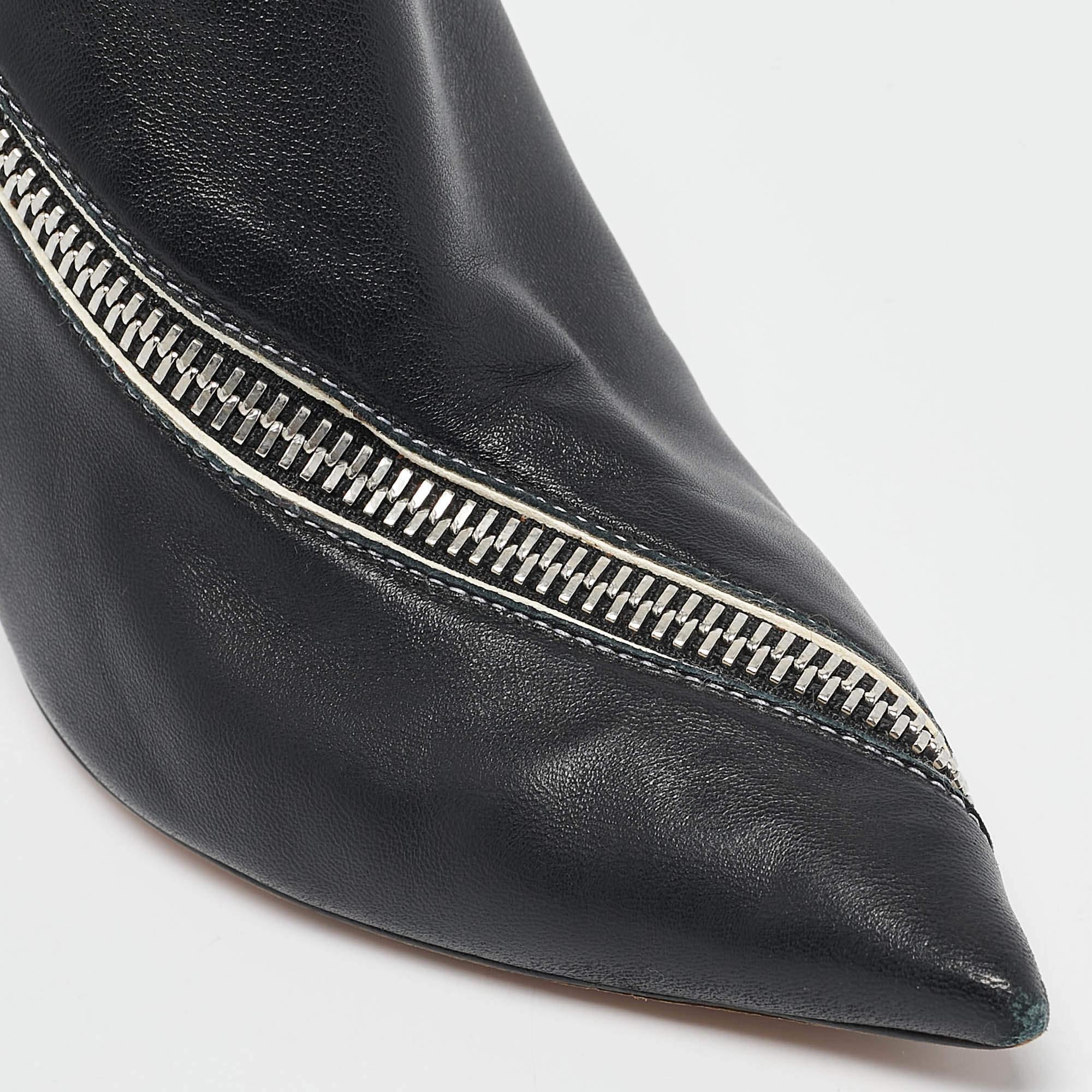 Bottines à col V en cuir noir Celine Taille 39 en vente 2