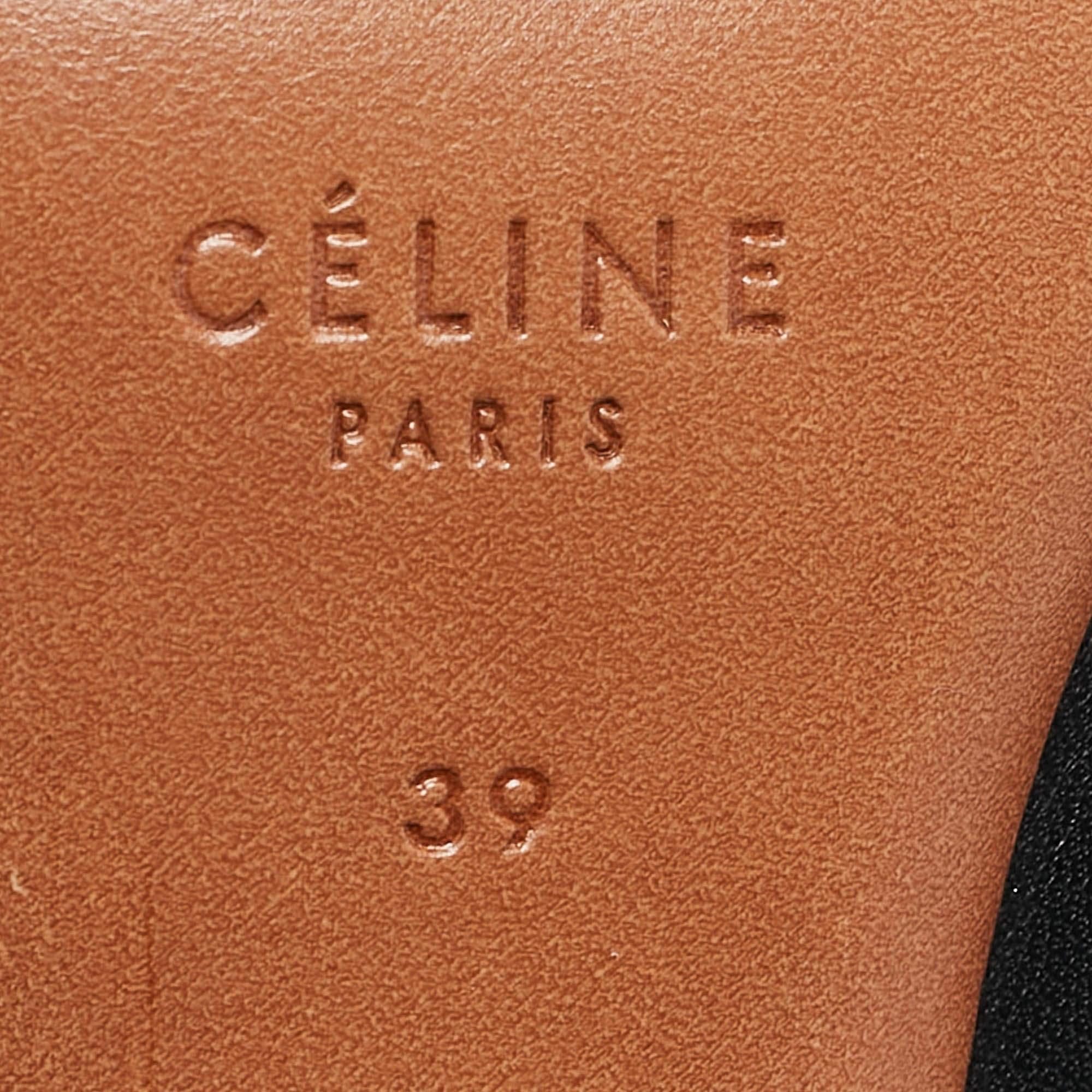 Bottines à col V en cuir noir Celine Taille 39 en vente 3