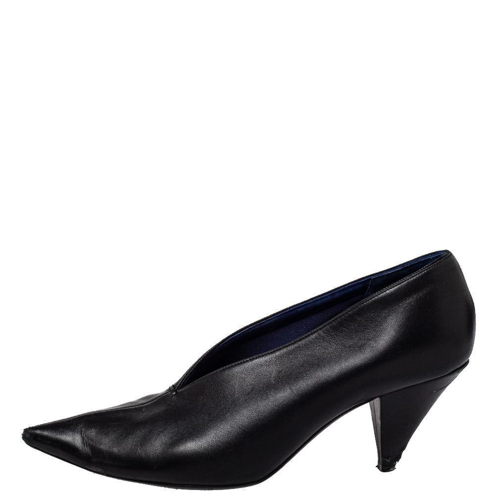Simplicity and sophistication take center stage in these black pumps from Celine! They have been crafted from leather and feature a V-neck silhouette. They come equipped with comfortable leather-lined insoles and 8 cm heels.

