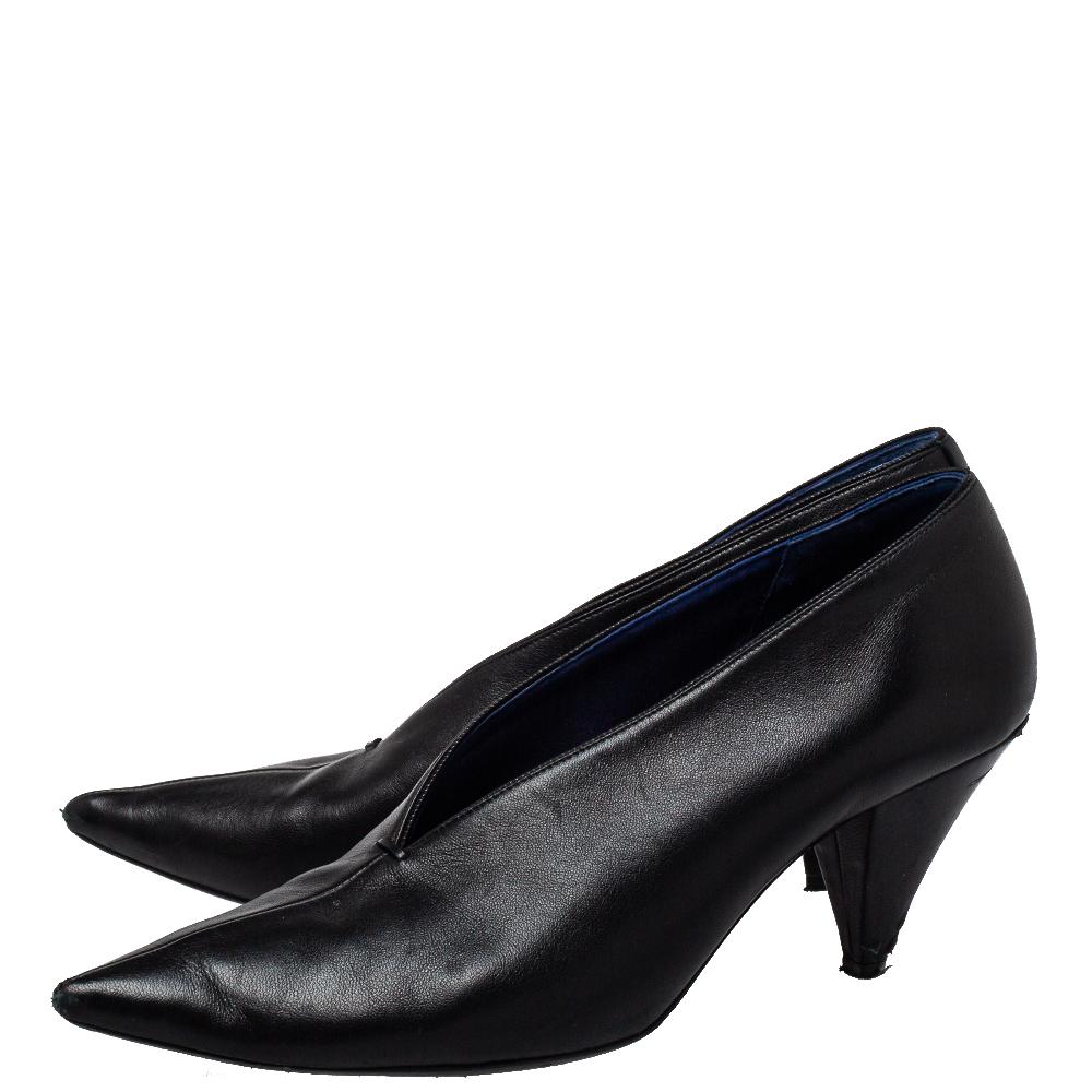 Celine Black Leather V Neck Pointed Toe Pumps Size 37.5 In Fair Condition In Dubai, Al Qouz 2