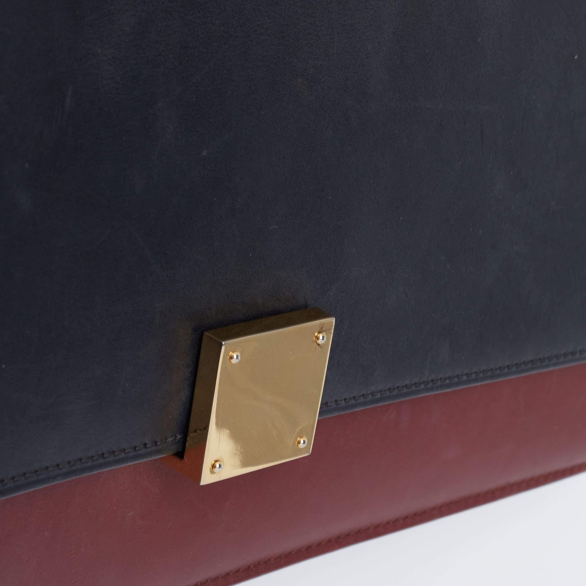 This Case bag from the house of Celine will be a classy companion with formals as well as casuals. Crafted from leather in red and black, the bag features a minimalistic design. The lock closure on the front flap opens to a compartmentalized