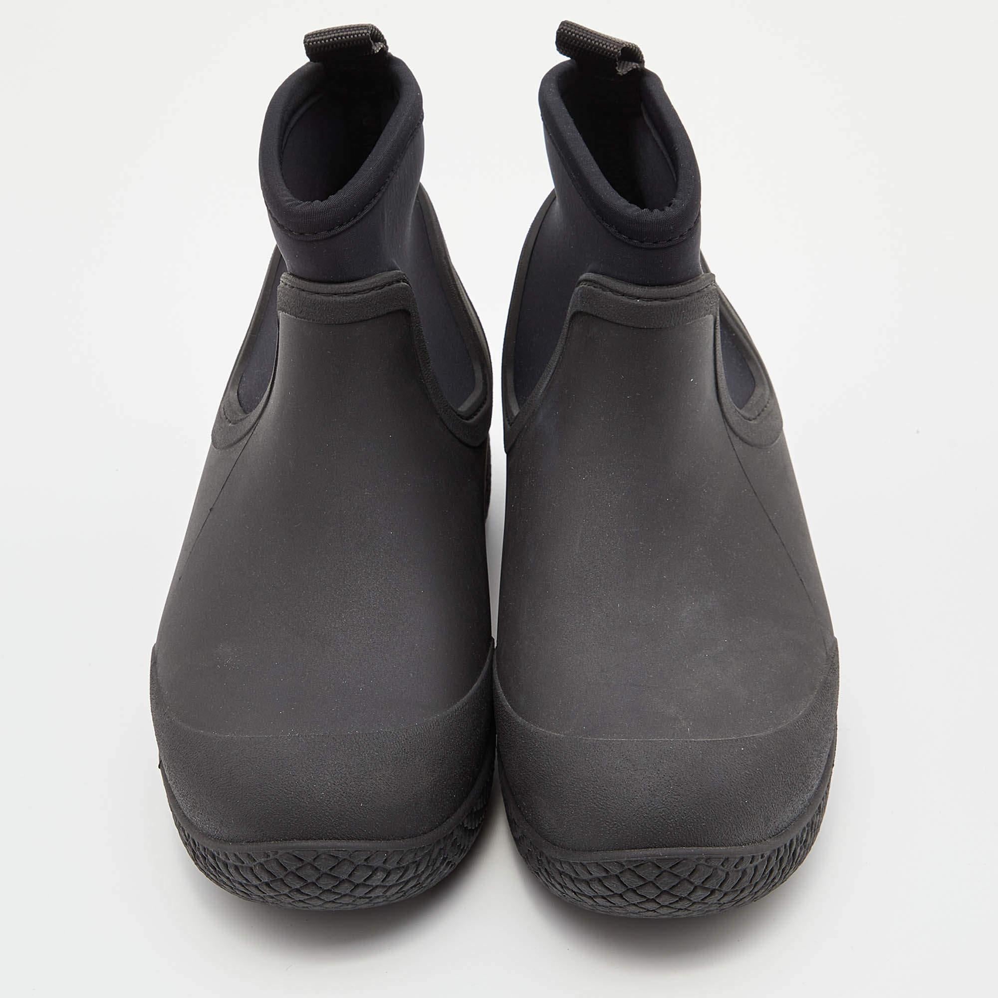 Enjoy the most fashionable days with these stylish boots. Modern in design and craftsmanship, they are fashioned to keep you comfortable and chic!

