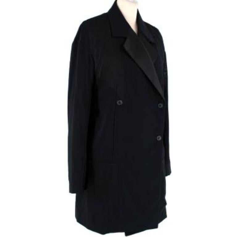 Celine Black Satin Double-Breasted Coat

-Double-breasted 
-Two faux pockets at the waist 
-Fully lined 
-Silk lapels 
-Satin lined 
-Vent at the back 

Material: 

76% Polyester 
24% Soie 

Made in Portugal 

9.5/10 excellent conditions, please